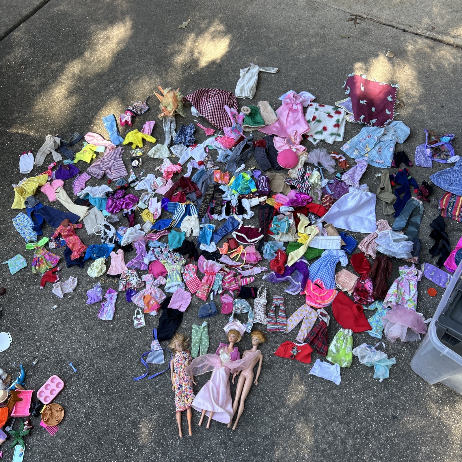 HUGE LOT Vintage BARBIE Clothes Dolls Mattel 1960\'s 1970s 1980s HUGE LOT Vintage BARBIE Clothes Dolls Mattel 1960\'s 1970s 1980s