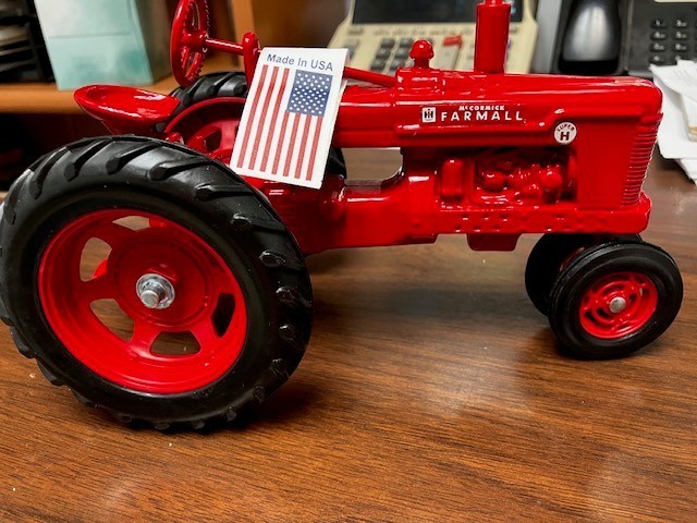 Ertl Diecast 1/16th Scale Farmall Super H 2002 Farm Show Special Edition