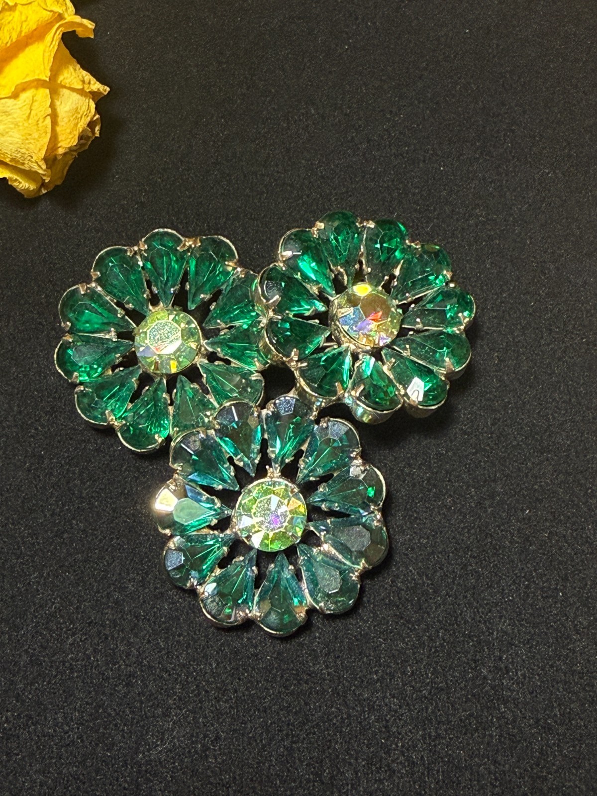 Vintage Juliana (DeLizza & Elster) Emerald Green Rhinestone Flower Brooch