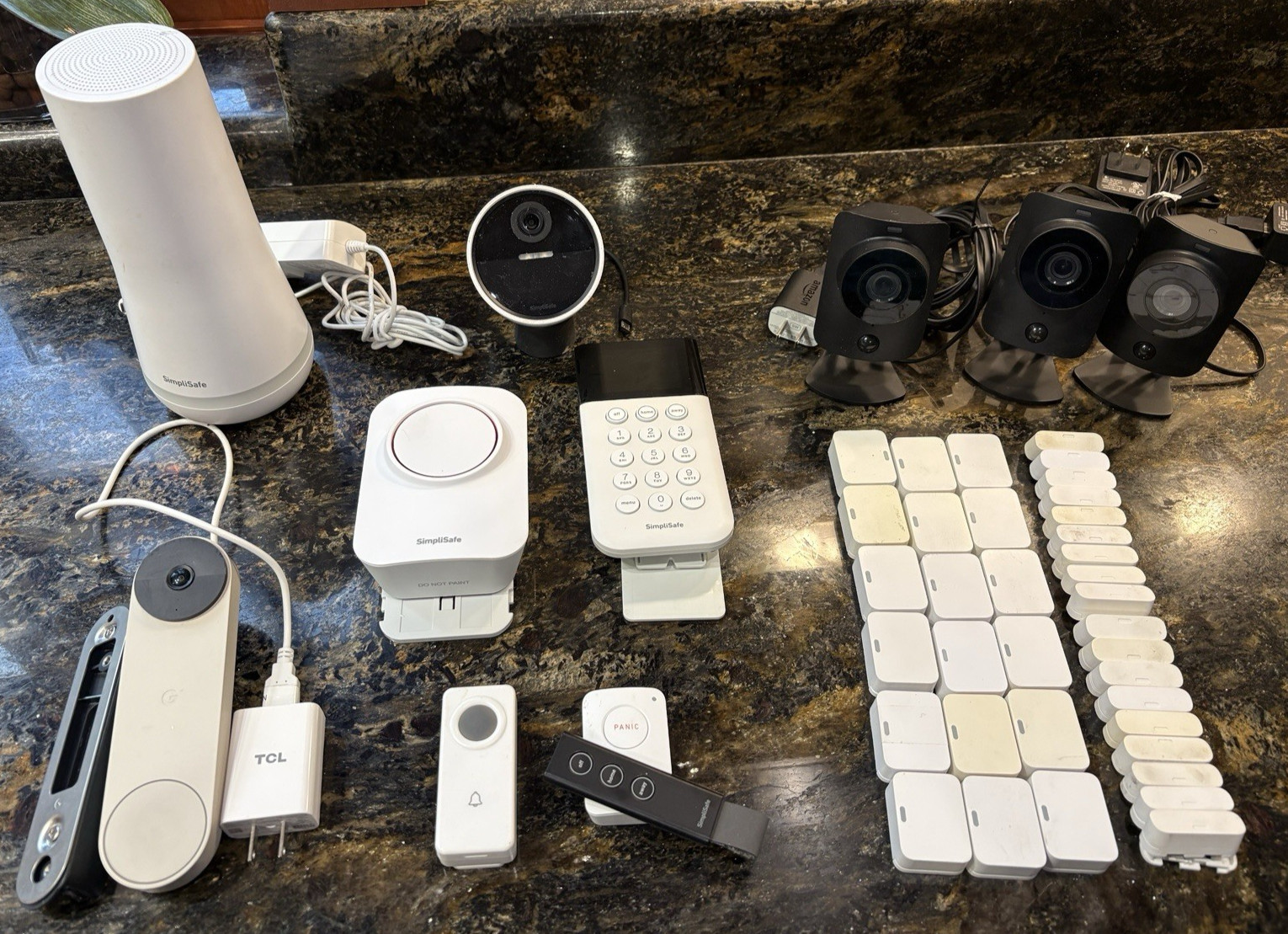BIG LOT : 29 Pcs Simplisafe Used Indoor Outdoor, 4 cams, 18 contact sensors +