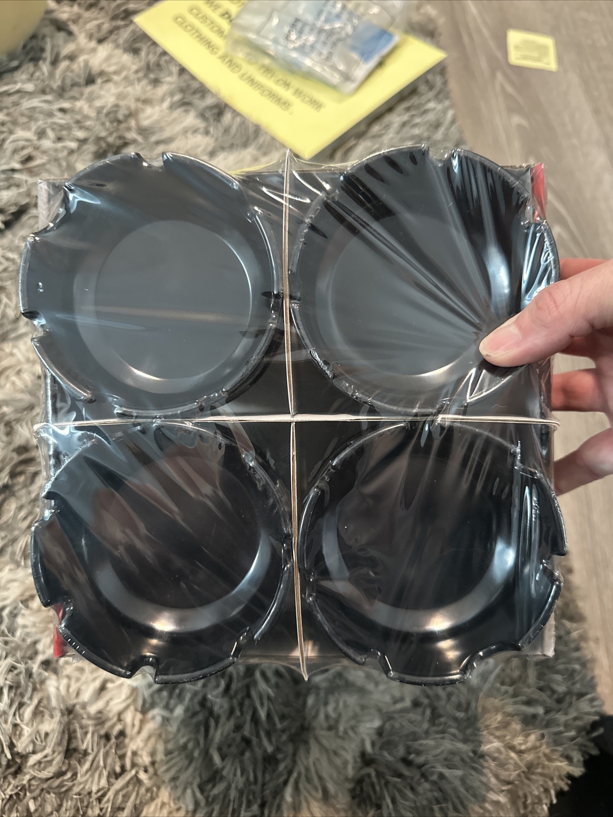 12x BLACK PLASTIC ASHTRAY 4\