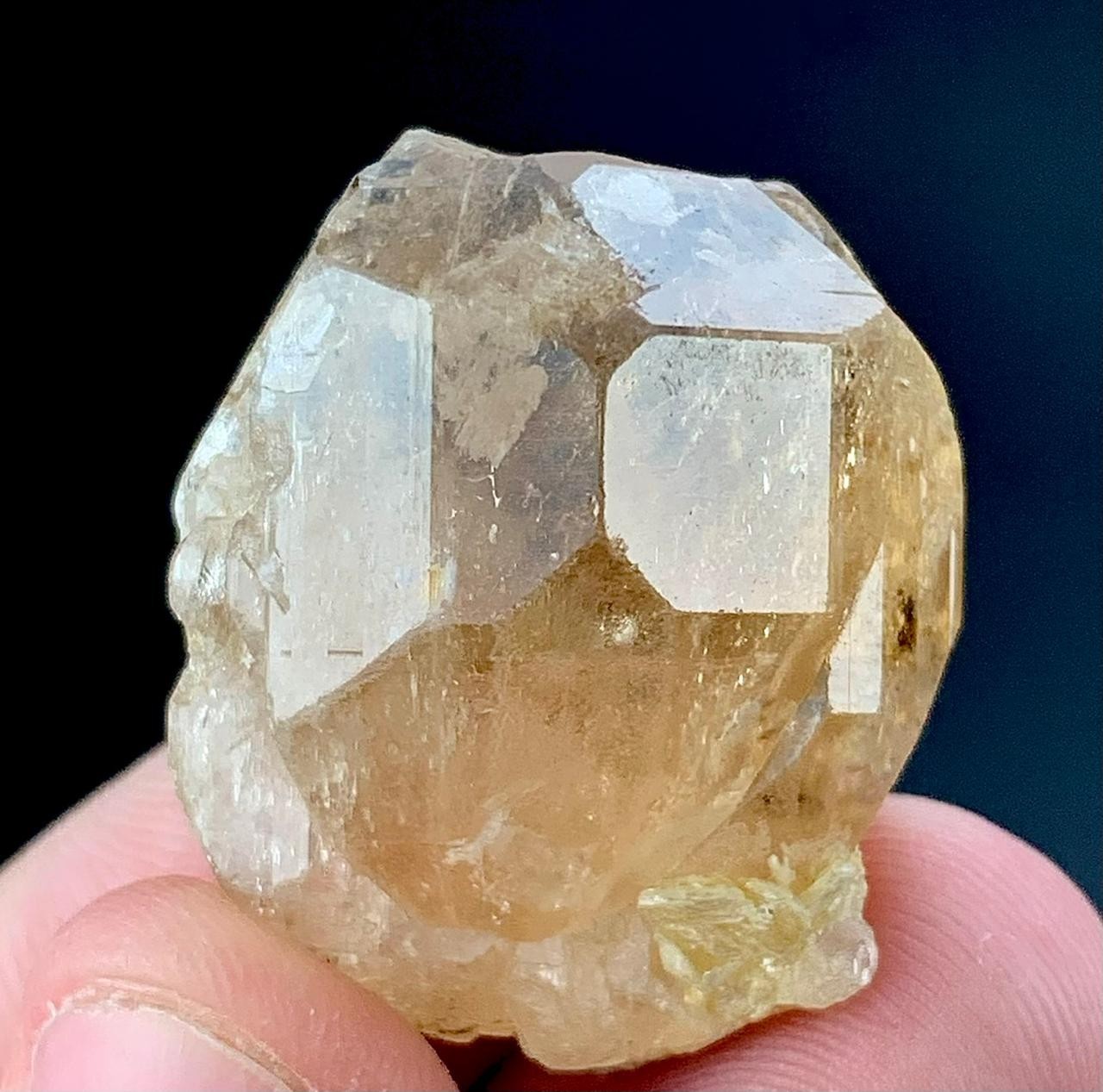 99 Carat Topaz Crystal Specimen From Pakistan 99 Carat Topaz Crystal Specimen From Pakistan