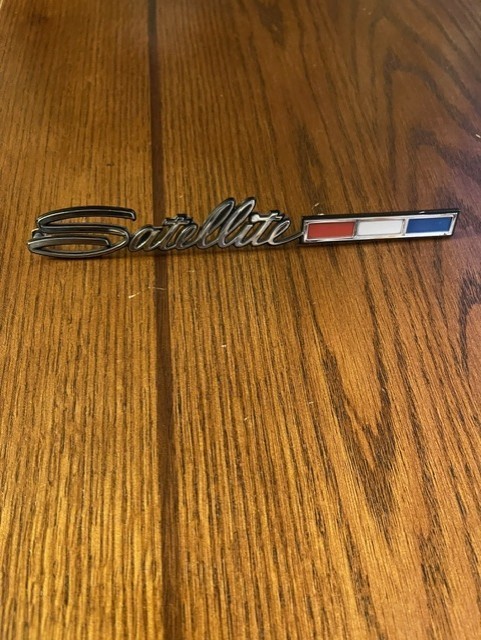 NOS MOPAR DECK LID NAMEPLATE TRUNK 1966 PLYMOUTH SATELLITE 2574465