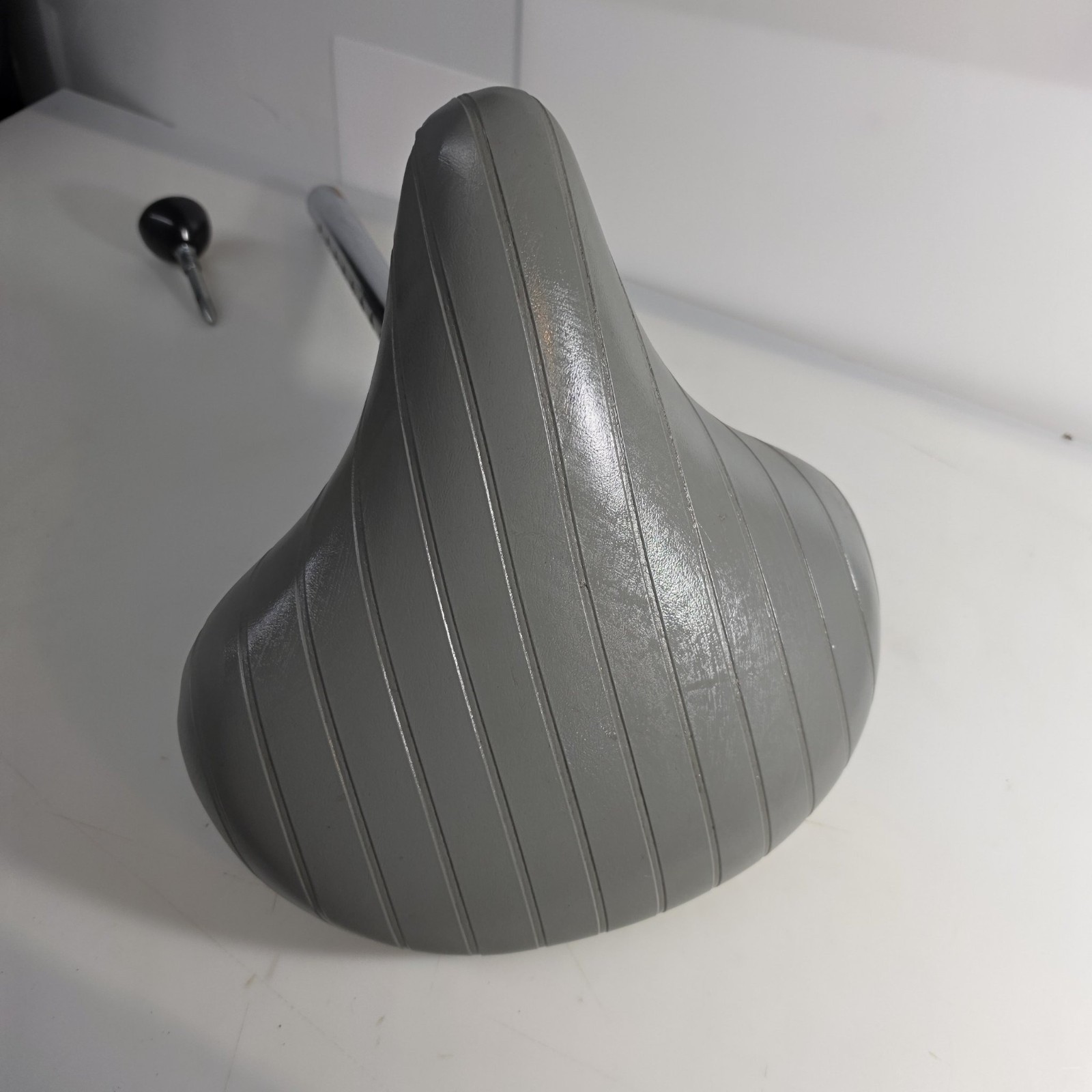 Vintage Schwinn Grey Padded Wide Comfort Saddle Seat Adjustable Post Black Knob Vintage Schwinn Grey Padded Wide Comfort Saddle Seat Adjustable Post Black Knob