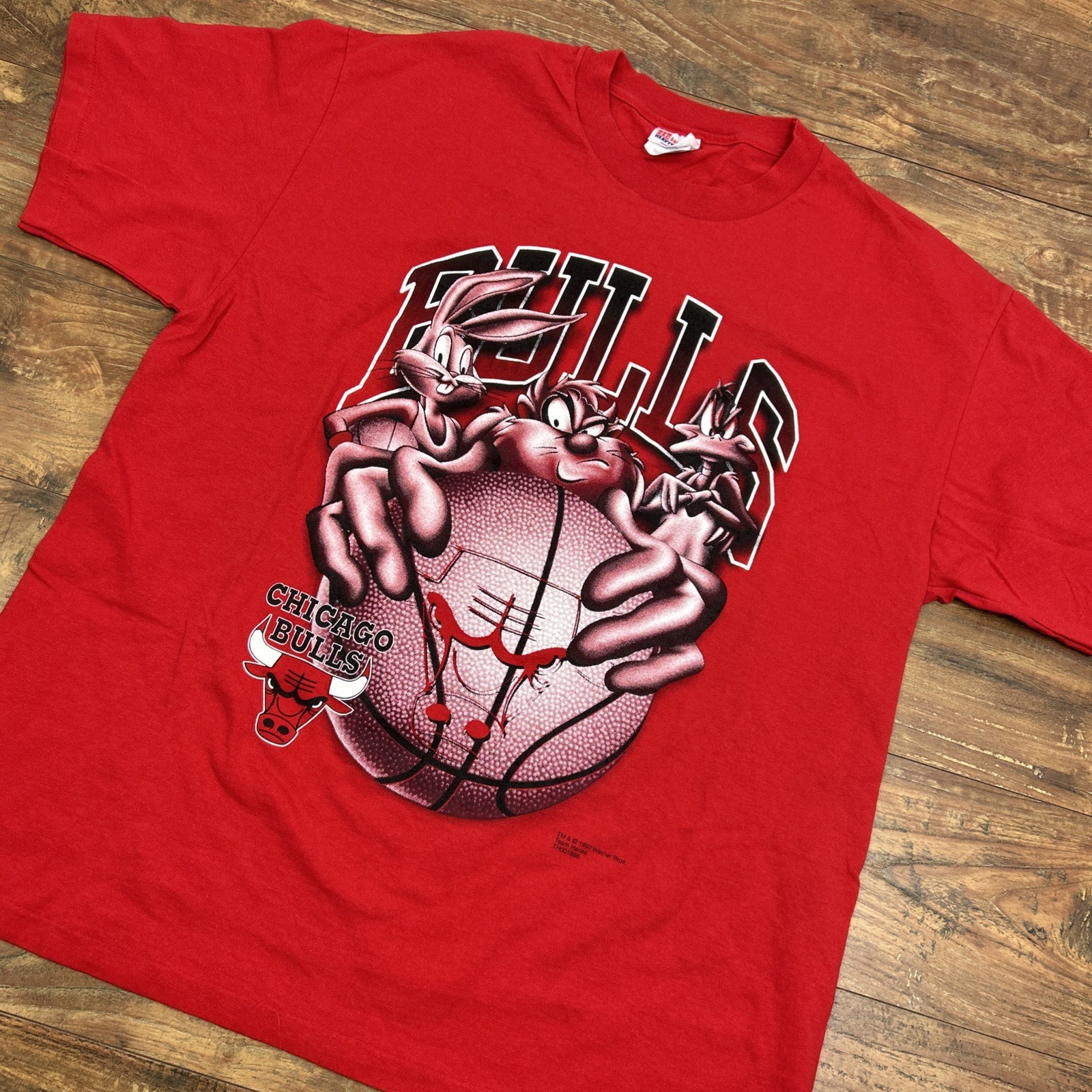 Vintage Chicago Bulls T Shirt RARE Looney Tunes Taz Bugs Bunny 1997 Red Graphic
