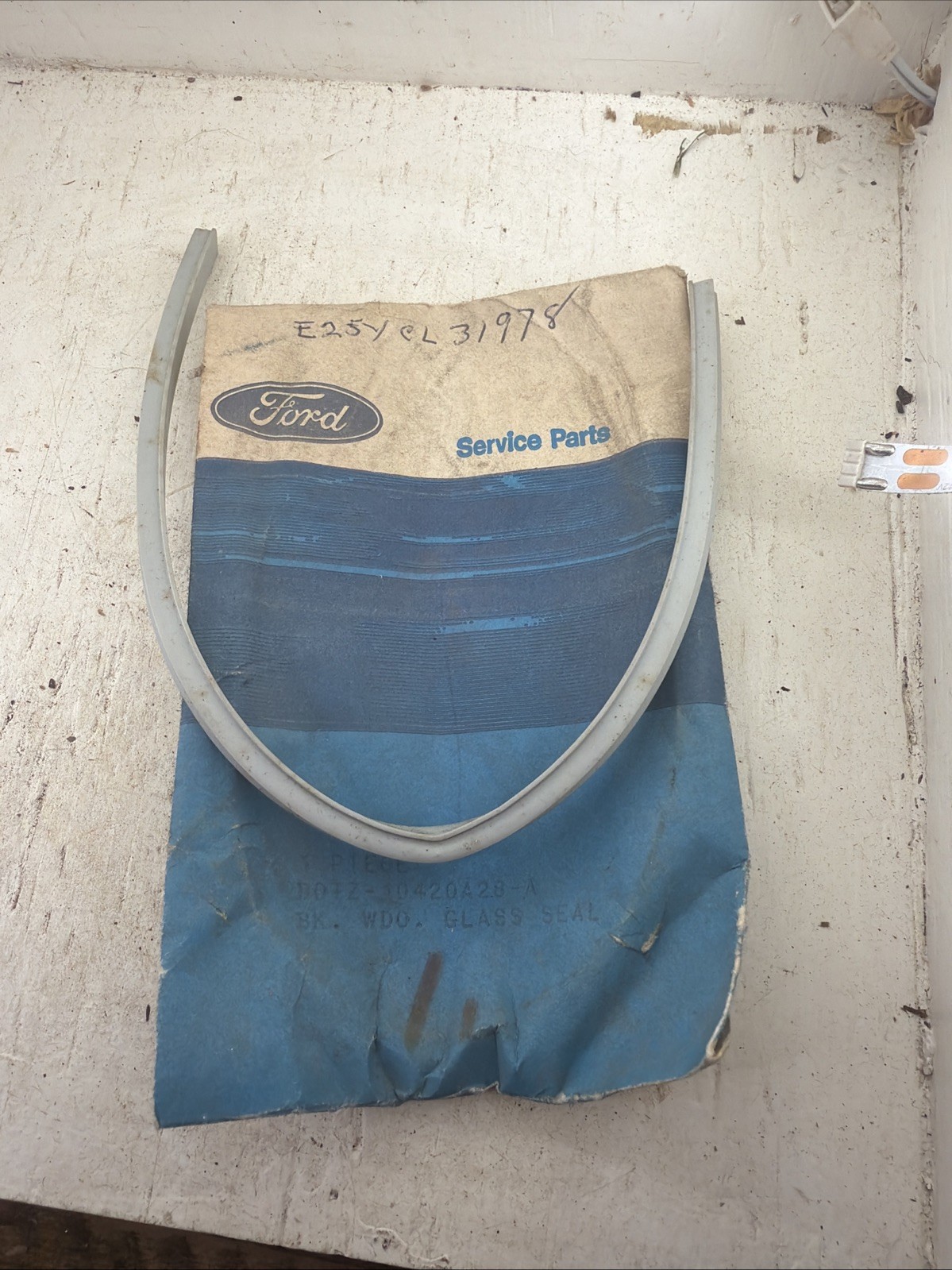 NOS OEM Ford D0TZ-10420A28-A Back Window Seal Strip 1970-78 Trucks 78-79 Bronco NOS OEM Ford D0TZ-10420A28-A Back Window Seal Strip 1970-78 Trucks 78-79 Bronco