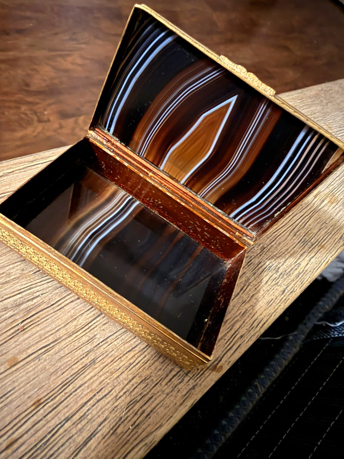 Antique gilt-metal banded agate snuff box 18th 19th century 