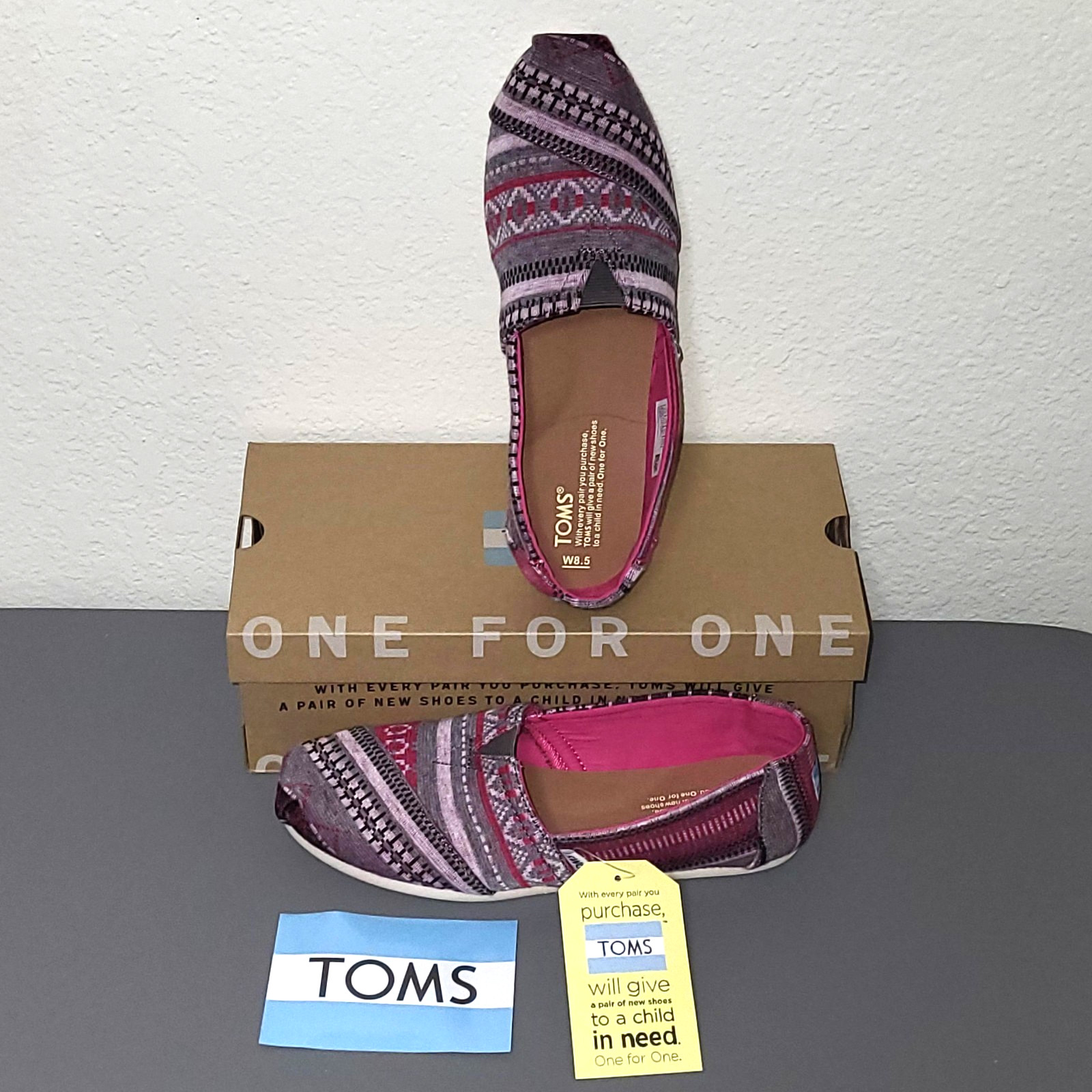 TOMS Women\'s Fuchsia Tribal Jersey Classics Slip-On 8.5 New w/Tags Retired Print