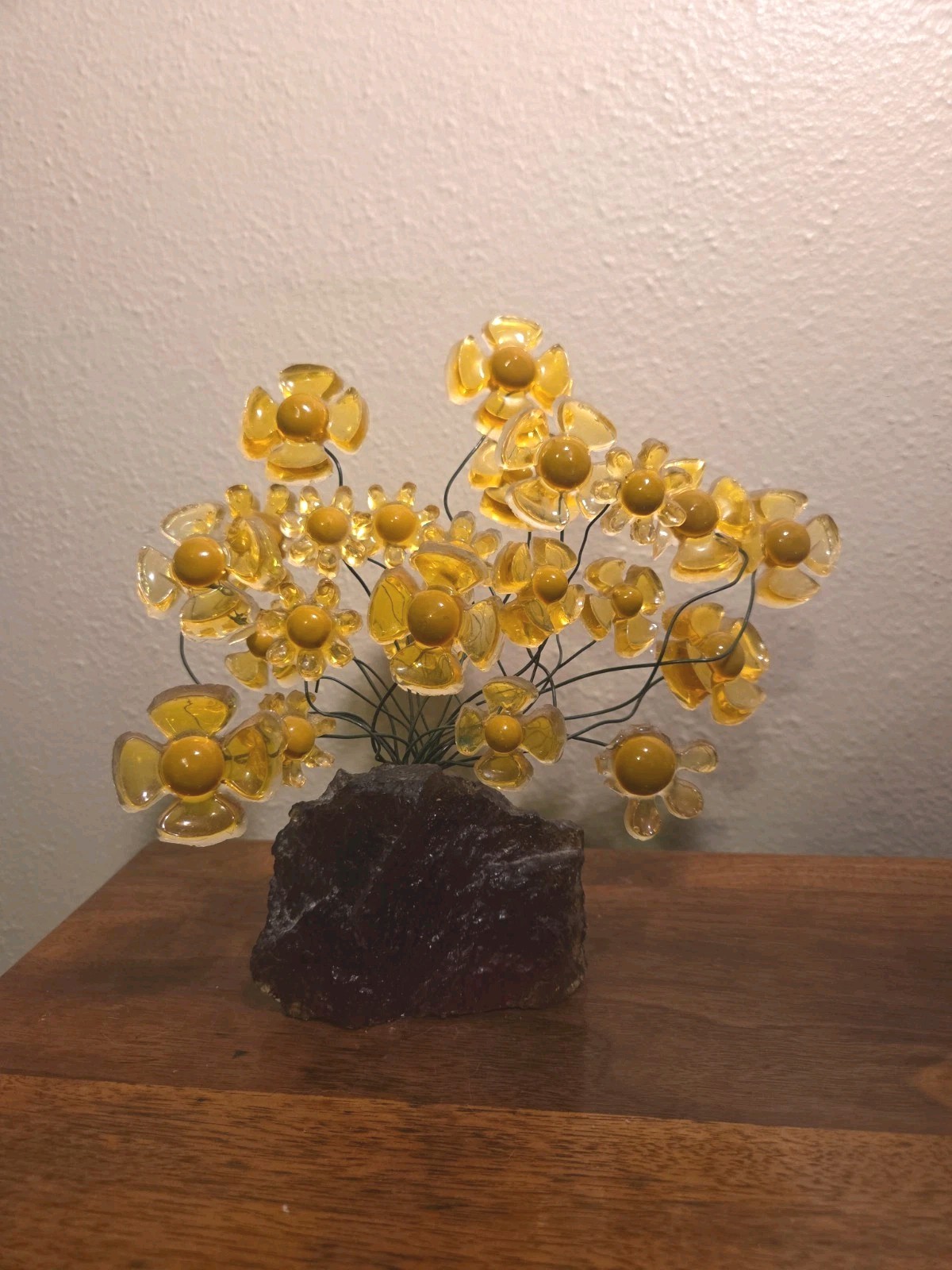 1970s Vintage Brown And Yellow Lucite Flowers Power MCM 1970s Vintage Brown And Yellow Lucite Flowers Power MCM