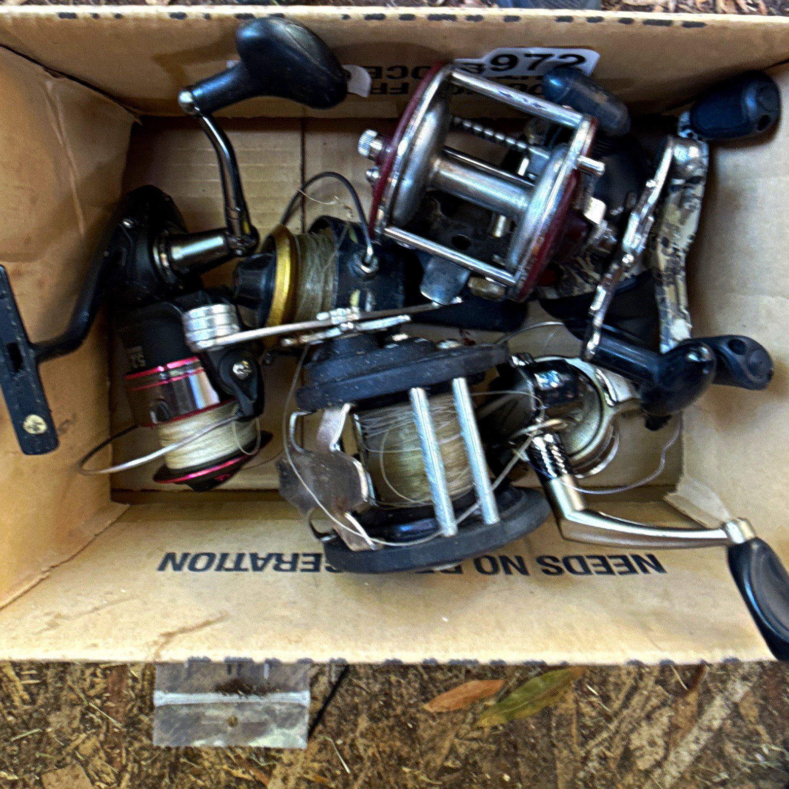 Lot of 6 reels, 3 open spinners, two bay casters and one closed spinner Zebco 33