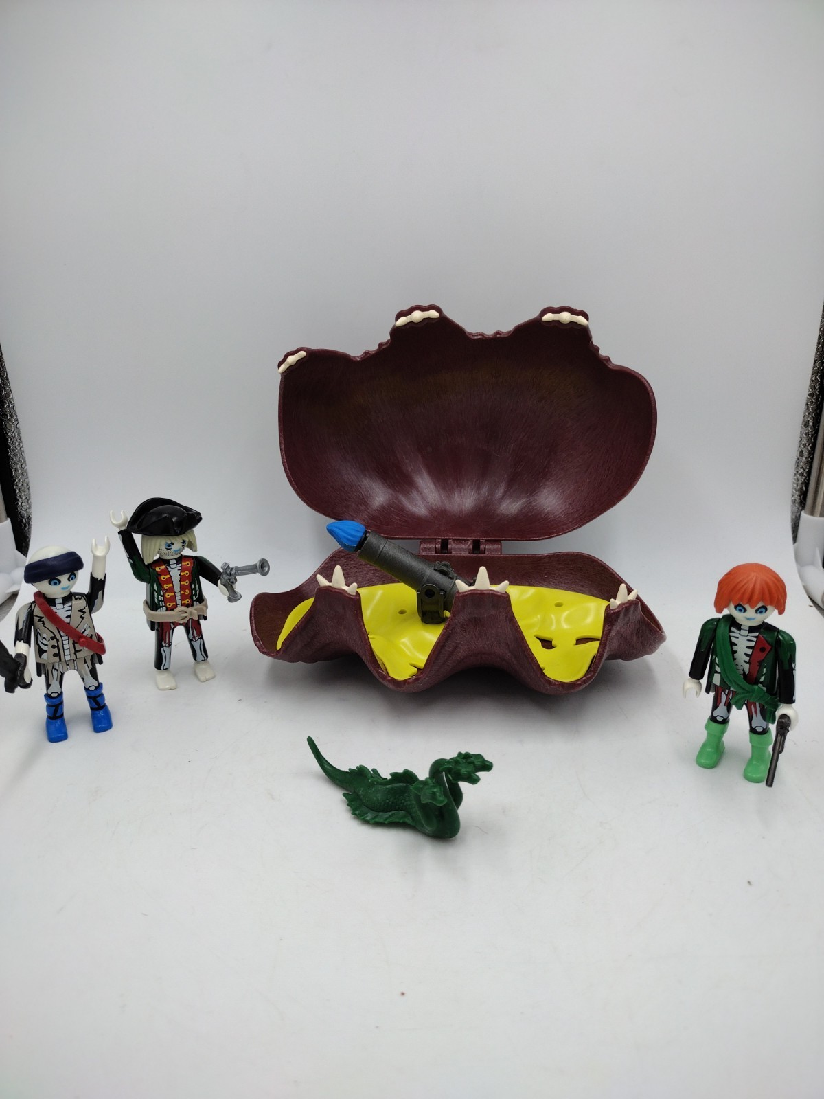 Playmobil 4802 Clam Shell With Dark Pirates And Accessories Playmobil 4802 Clam Shell With Dark Pirates And Accessories