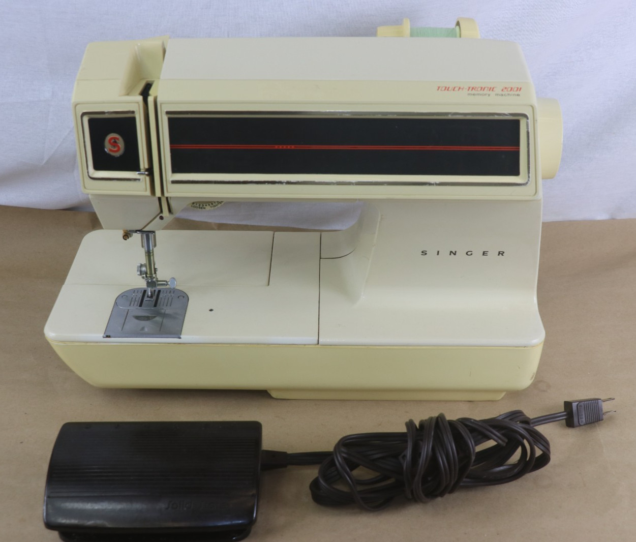 SINGER TOUCH TRONIC 2001 SEWING MACHINE WITH PEDAL