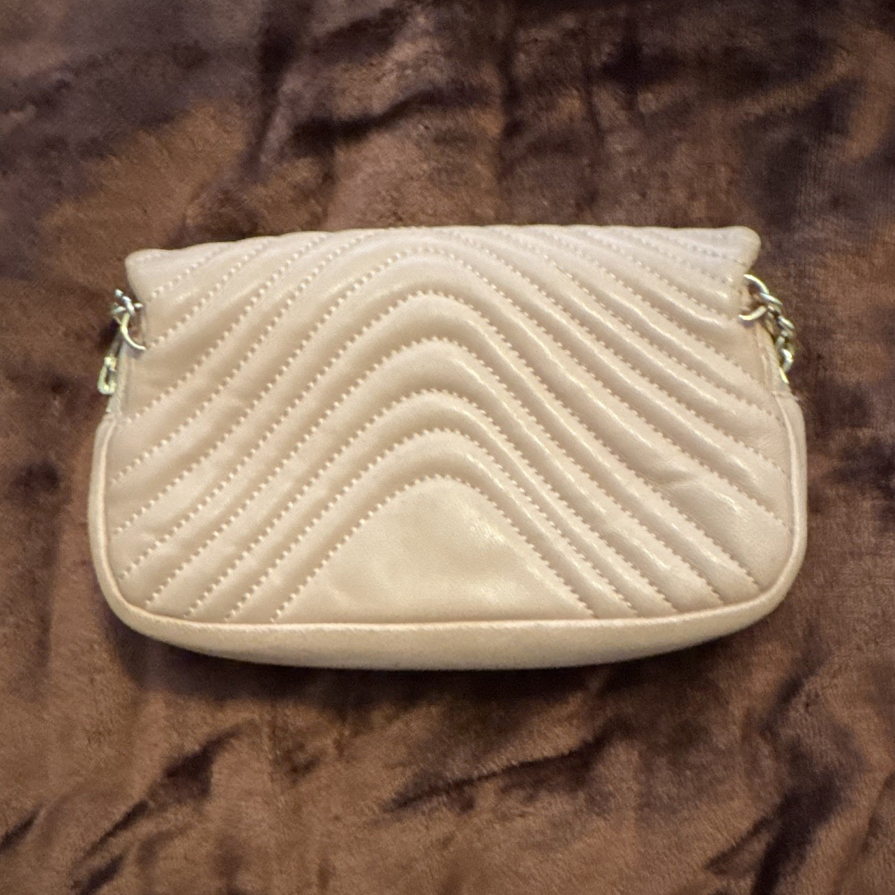 Henri Bendel Beige Quilted Crossbody Bag Gold Chain Strap Zip Snap Lined Henri Bendel Beige Quilted Crossbody Bag Gold Chain Strap Zip Snap Lined