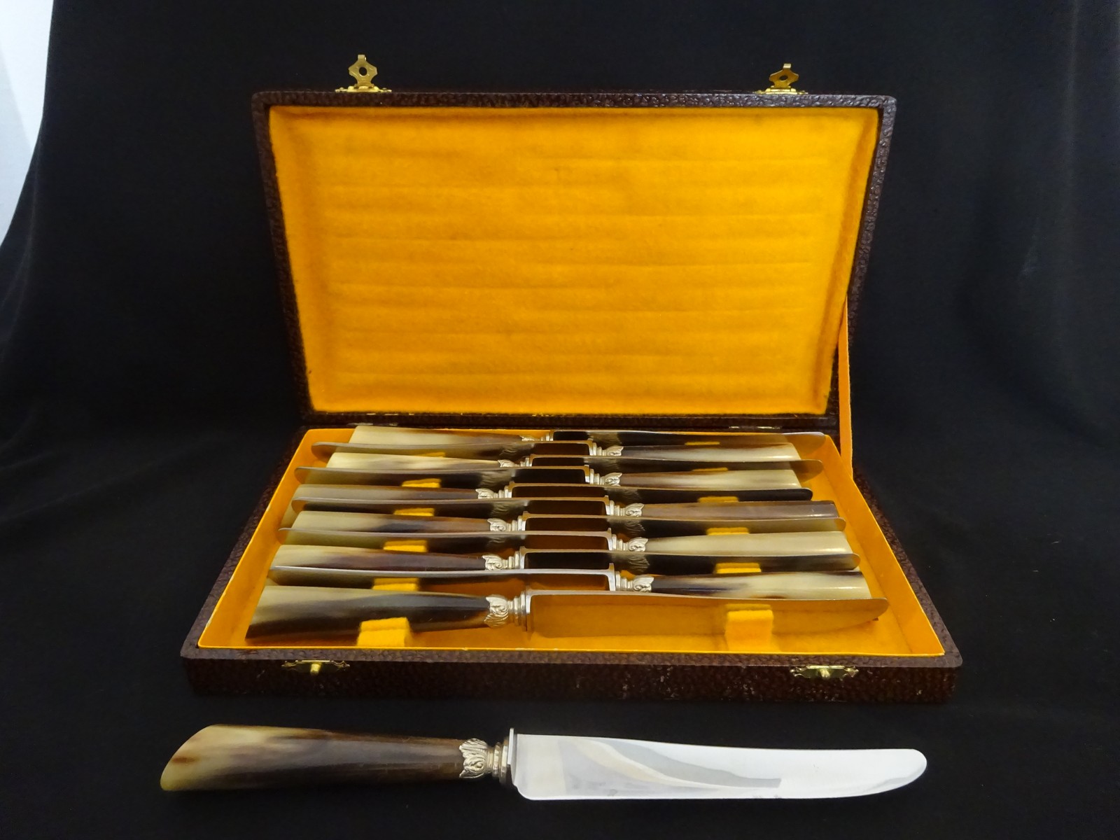 12 Antique French Horn Handle Dinner Knives Silver Collars Art Nouveau Flatware 12 Antique French Horn Handle Dinner Knives Silver Collars Art Nouveau Flatware