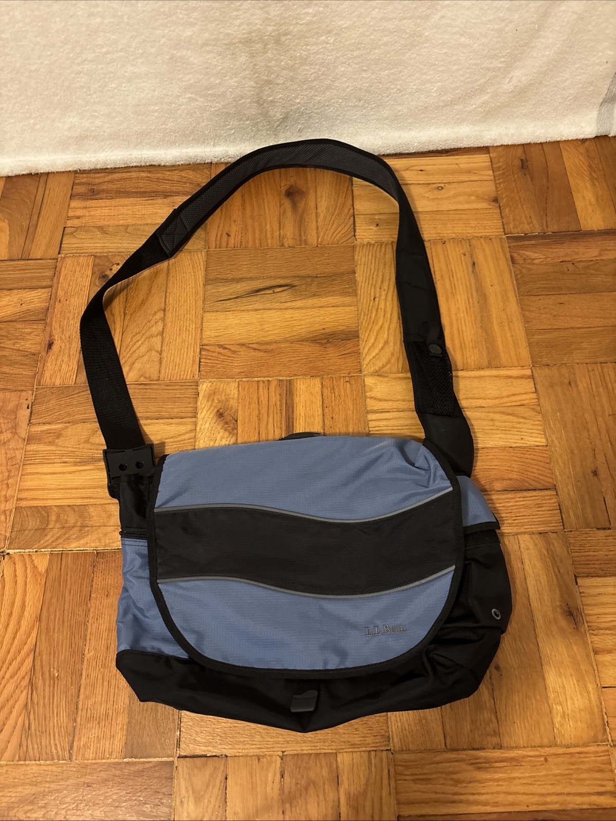Vtg L L Bean Black/Blue Crossbody Messenger Laptop Bag W Strap 17x12 Vtg L L Bean Black/Blue Crossbody Messenger Laptop Bag W Strap 17x12
