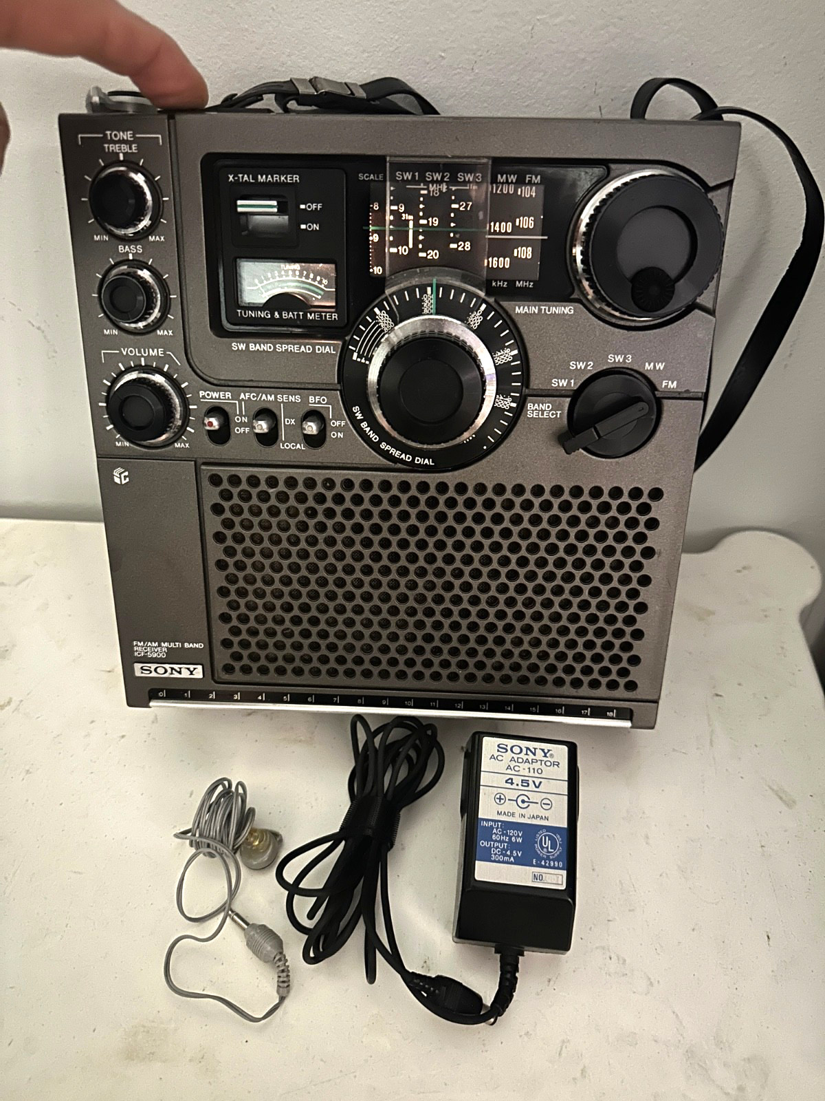 SONY FM/MW/SW 5 Band Receiver Model No ICF-5900W , Tested/Works. SONY FM/MW/SW 5 Band Receiver Model No ICF-5900W , Tested/Works.