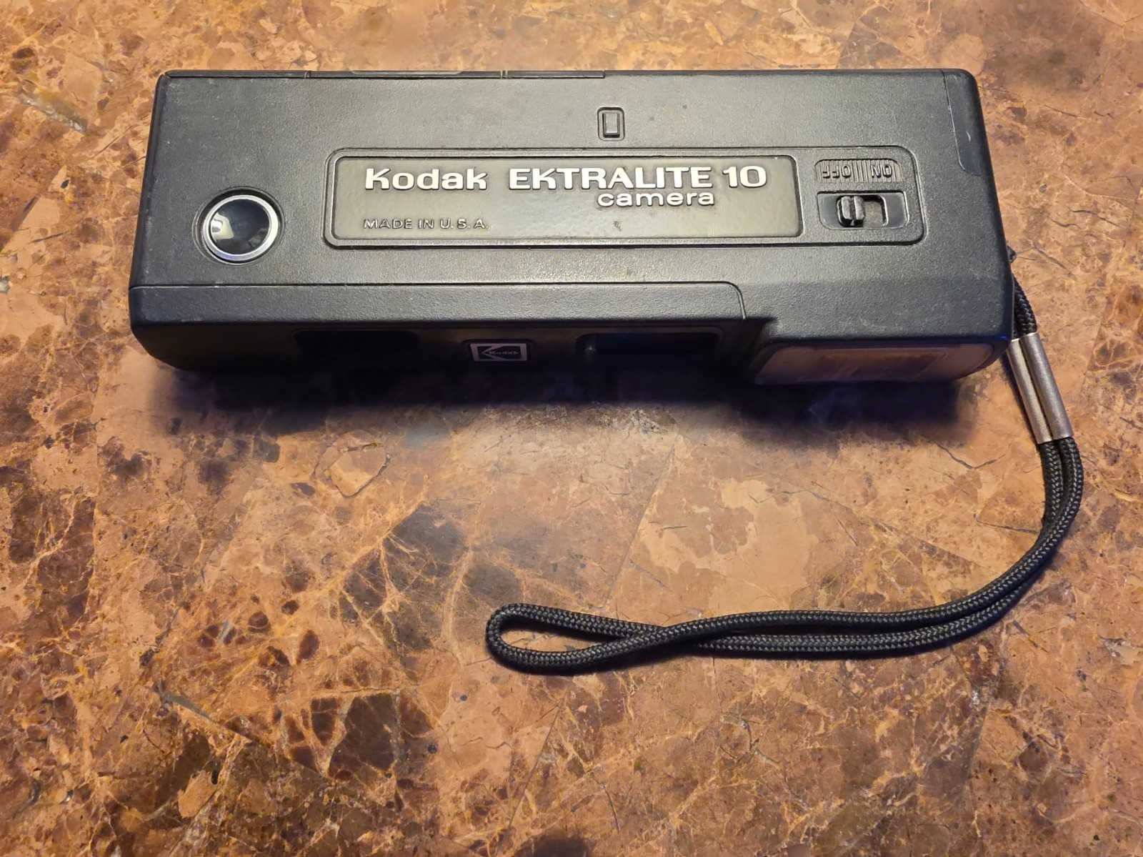 VINTAGE 1970s KODAK EKTRALITE 10 CAMERA MADE IN USA BUILT IN FLASH