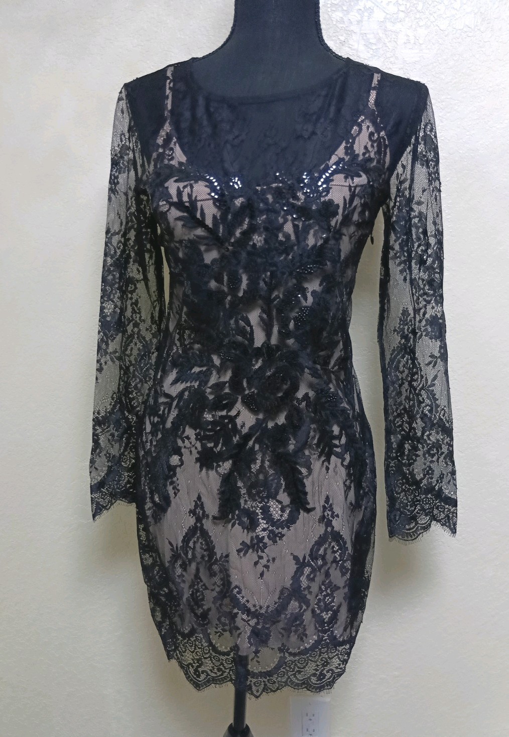 NWT Express Women\'s Black Lace  Dress Size 4  sheer nude lining scallop hem