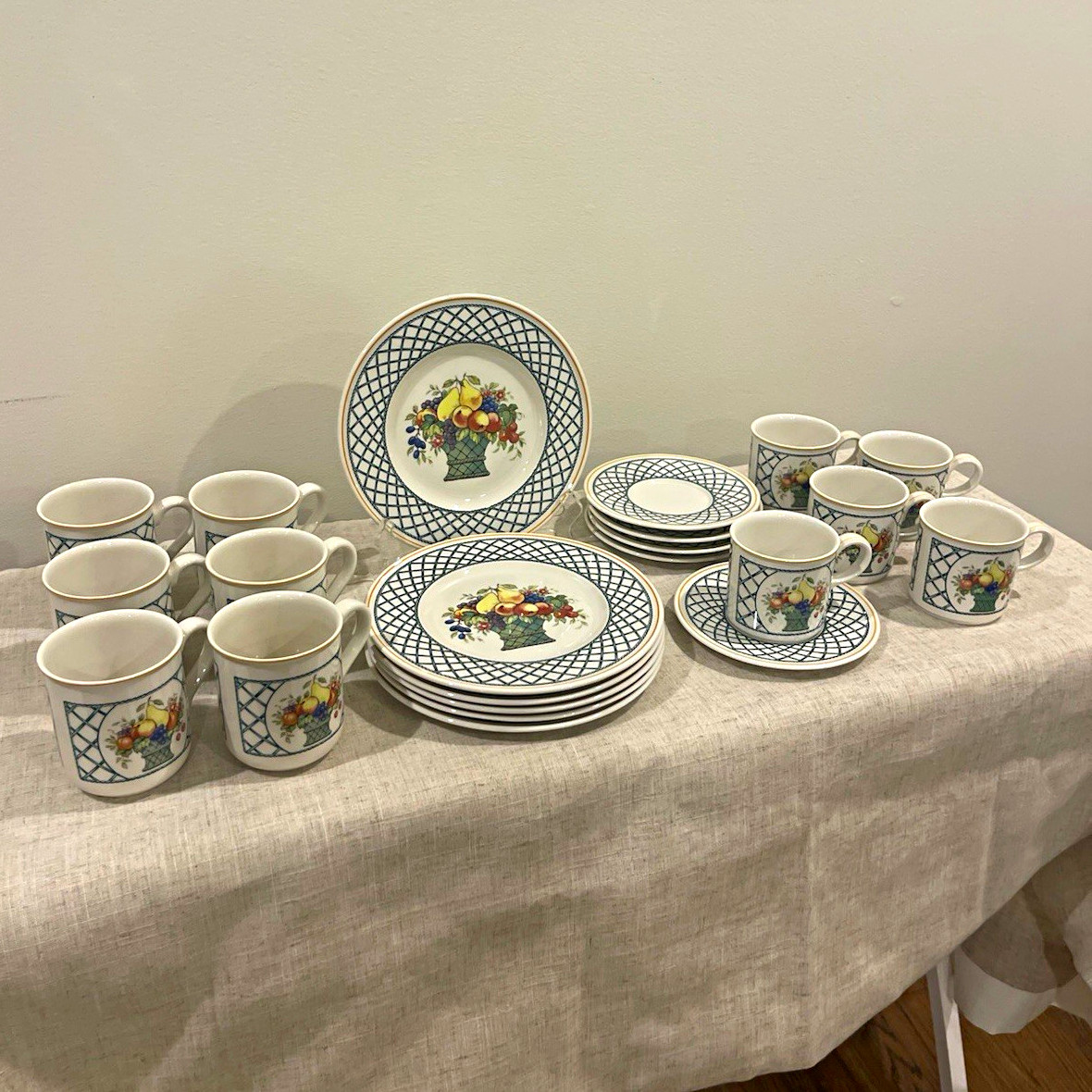 22 pieces Villeroy & Boch House & Garden Basket Fruit Porcelain Dinner Set.  OBO
