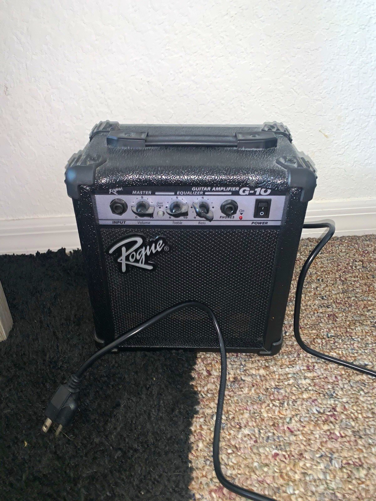 Rogue G-10 10W Solid State Combo Guitar Amp, 1 Channel, 1 Speaker, 8 Ohm Rogue G-10 10W Solid State Combo Guitar Amp, 1 Channel, 1 Speaker, 8 Ohm