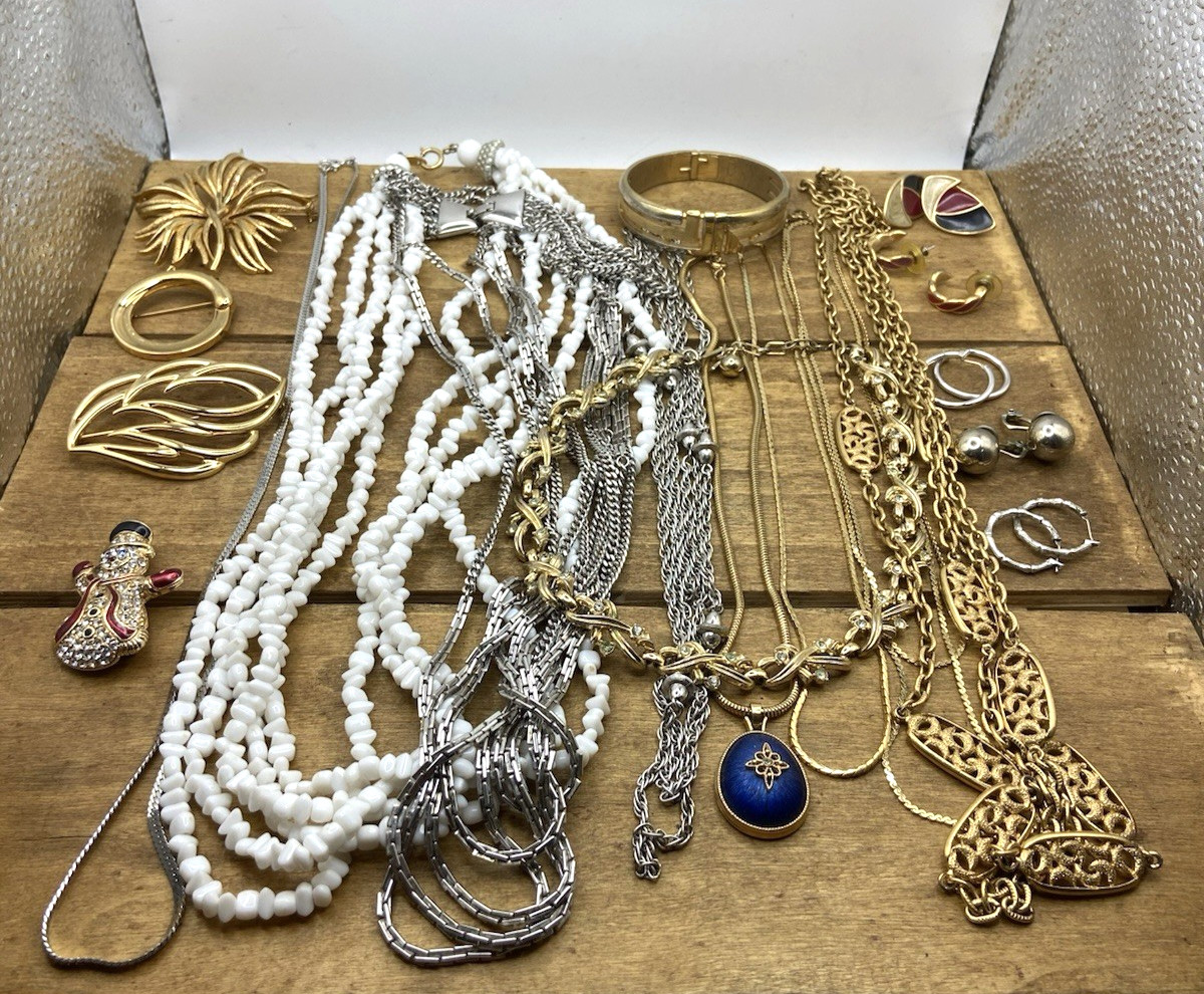 Vintage 20 Piece Trifari & Monet Mixed Jewelry Lot