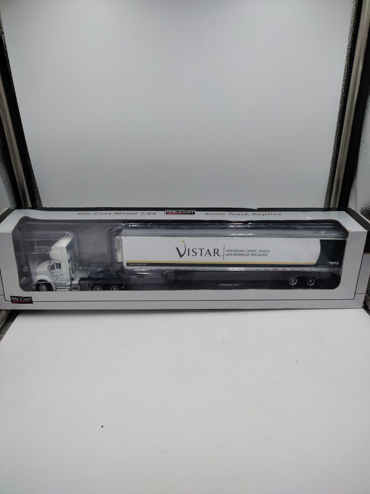 Vistar International 8600 With Airfoil 34603 SpecCast Collectibles 1:64 Vistar International 8600 With Airfoil 34603 SpecCast Collectibles 1:64