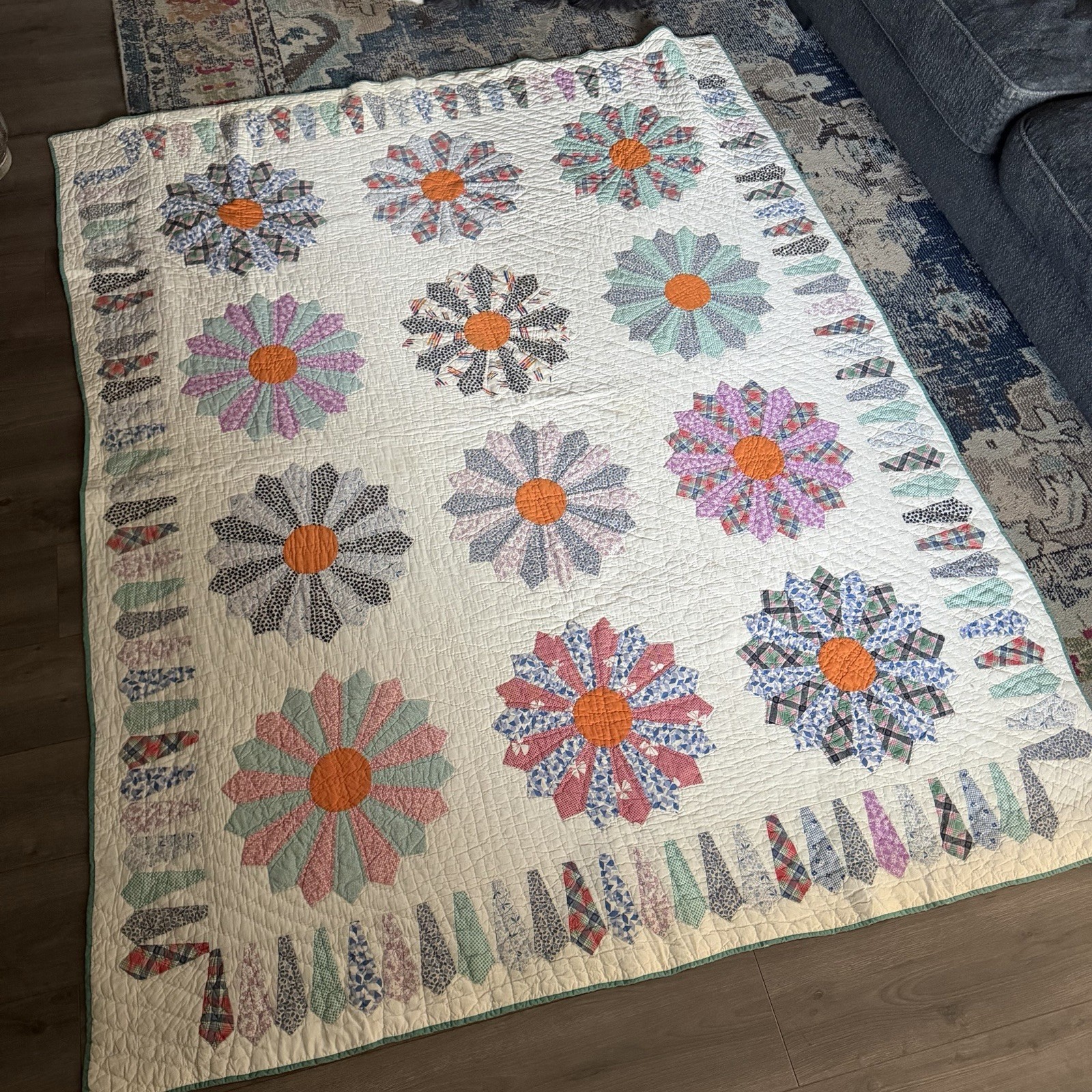 Vtg 40\'s Dresden Plate Quilt hand stitched feedsack pastel Appliqué 85x66 Vtg 40\'s Dresden Plate Quilt hand stitched feedsack pastel Appliqué 85x66