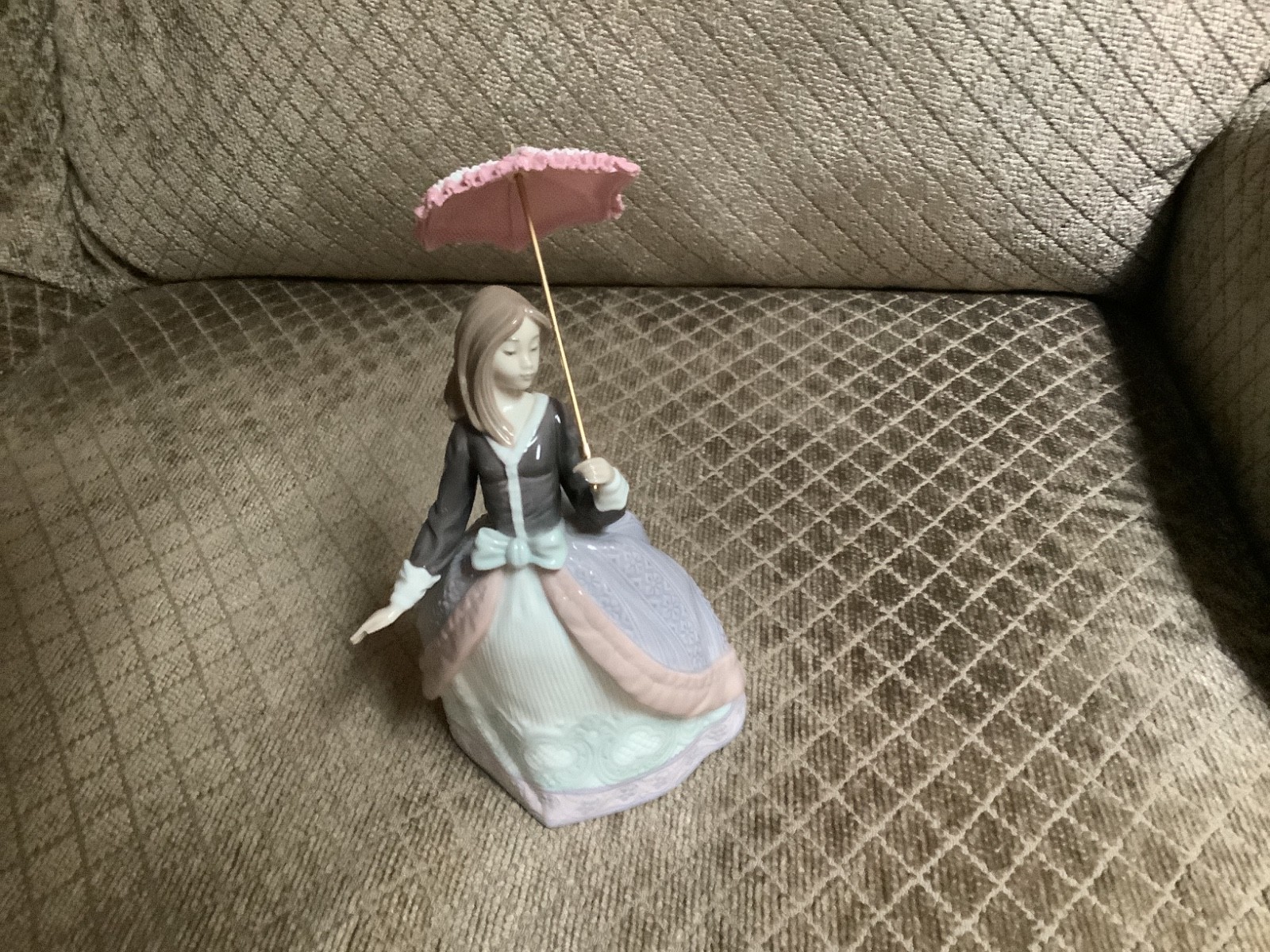 Retired Lladro\' Angela 5211 Figurine Parasol w/o Box Spain New Condition