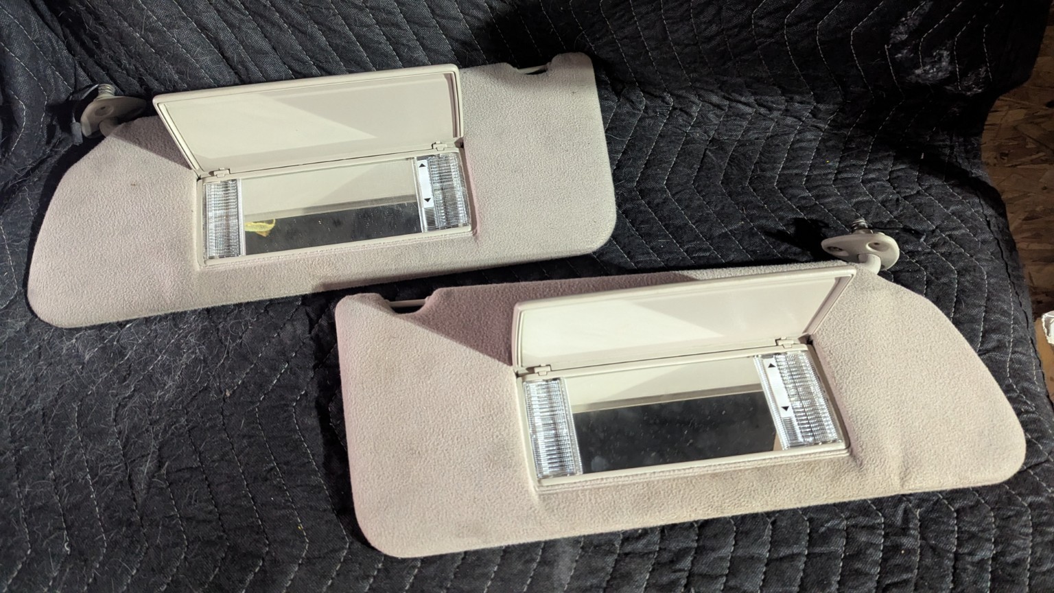 93-96 Cadillac Fleetwood Sun Visors Lighted Mirrors Gray OEM 94-96 Impala SS 93-96 Cadillac Fleetwood Sun Visors Lighted Mirrors Gray OEM 94-96 Impala SS