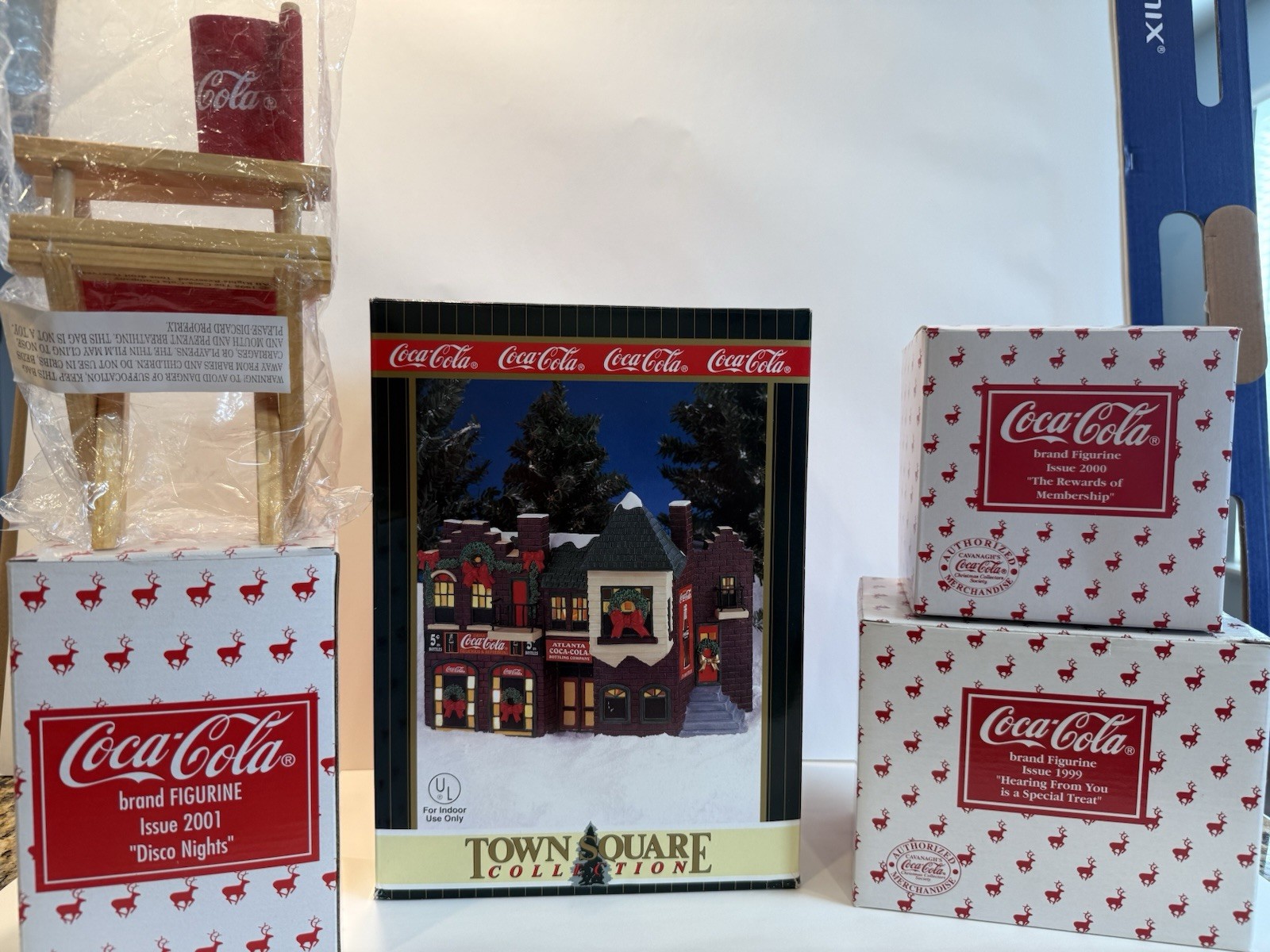 Vintage Coca Cola Cavanagh Lot 1998-2001 Town Square Atlanta Bottling Co & Bears Vintage Coca Cola Cavanagh Lot 1998-2001 Town Square Atlanta Bottling Co & Bears