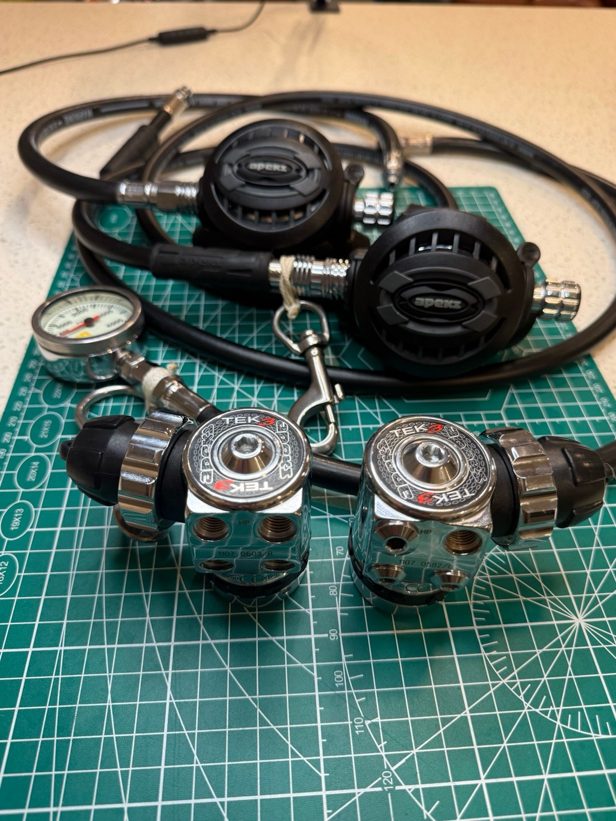 Apeks TEK 3 Doubles Set- MINT CONDITION Apeks TEK 3 Doubles Set- MINT CONDITION