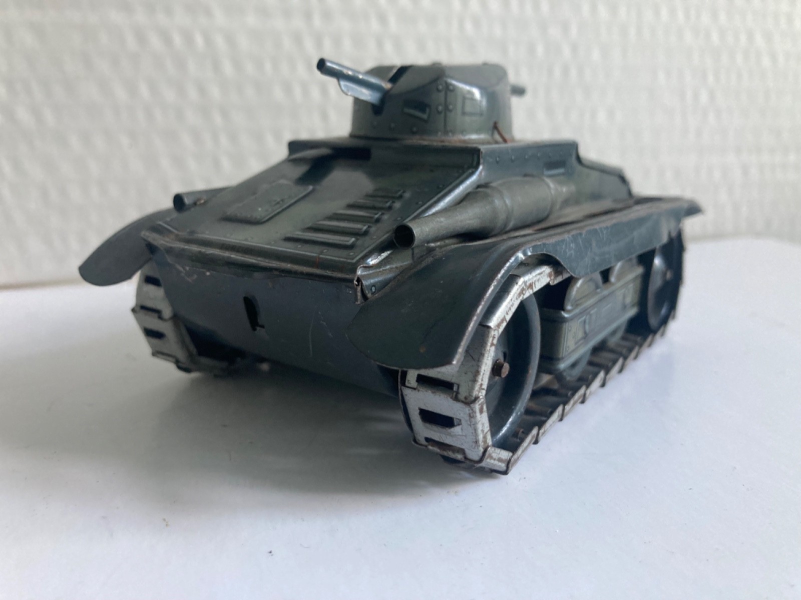 Vintage Arnold A680 Clockwork Tin Tank – 1940s Germany Vintage Arnold A680 Clockwork Tin Tank – 1940s Germany