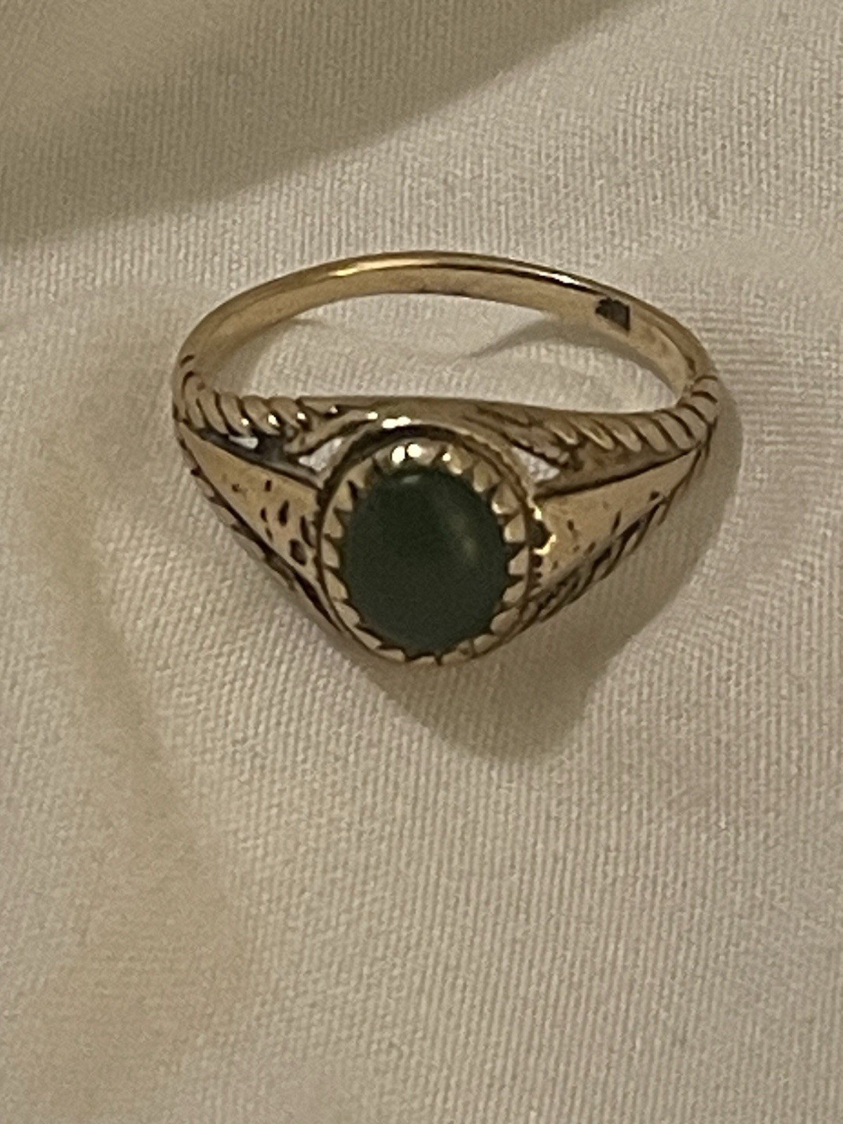 Vintage 10K Solid Yellow Gold Green Stone Cabochon Filigree Ring 2.8g