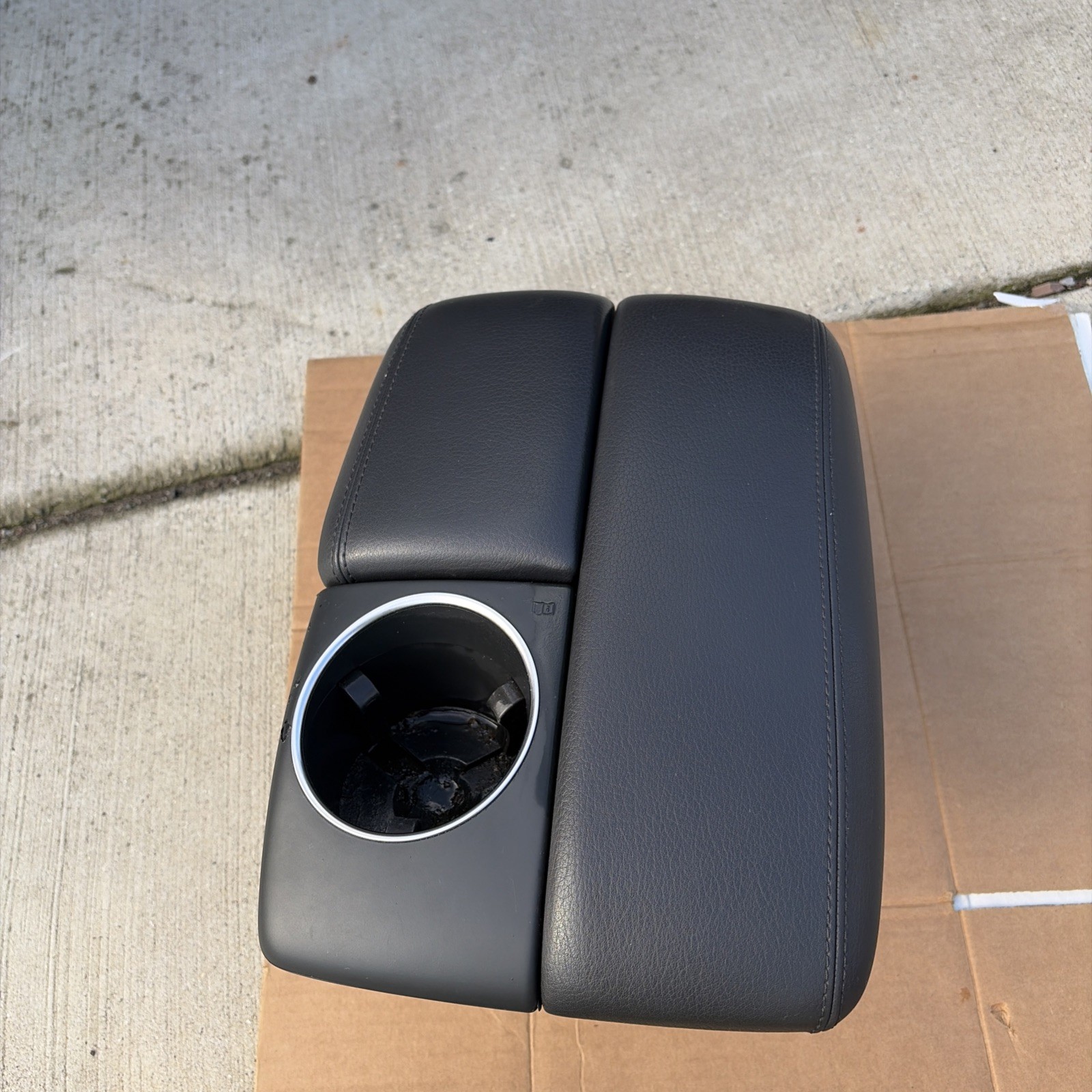 07-15 AUDI Q7 4L FRONT CENTER CONSOLE STORAGE BIN ARMREST CUPHOLDER (black) 07-15 AUDI Q7 4L FRONT CENTER CONSOLE STORAGE BIN ARMREST CUPHOLDER (black)