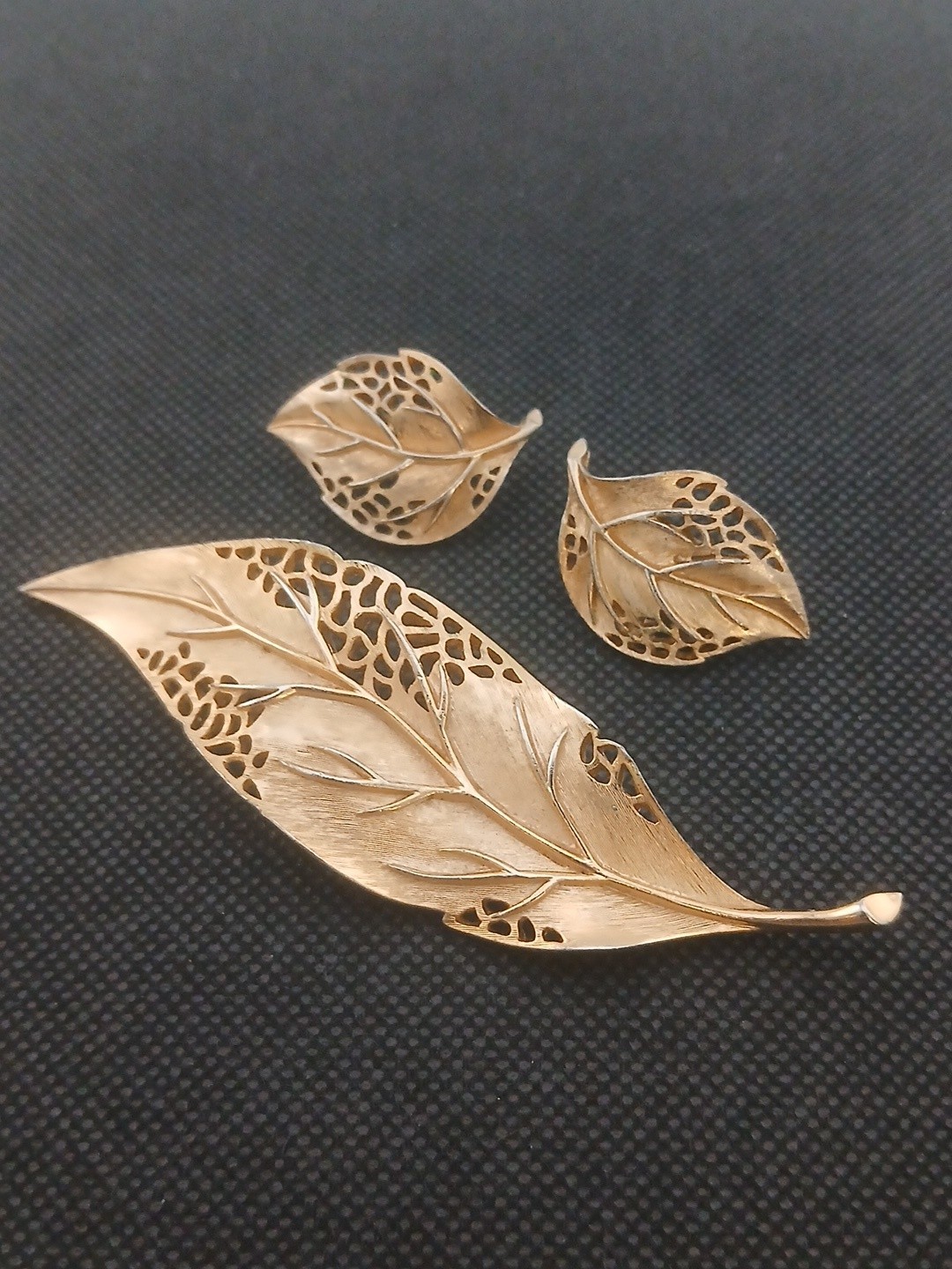  1950s Crown Trifari brushed textured goldtone open work design leaf Demi Parure