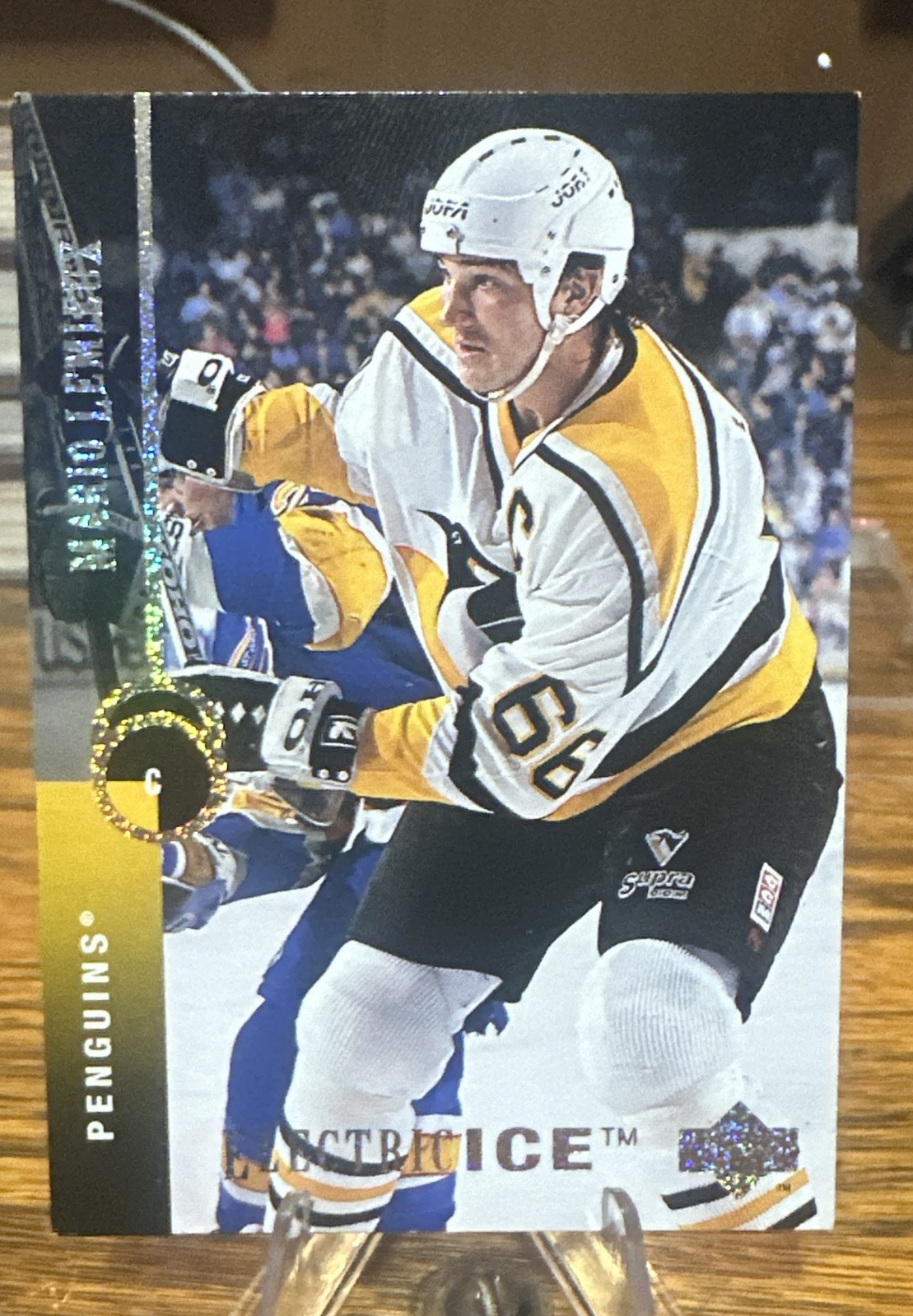 1994-95 Upper Deck - Mario Lemieux #22 Electric Ice 1994-95 Upper Deck - Mario Lemieux #22 Electric Ice