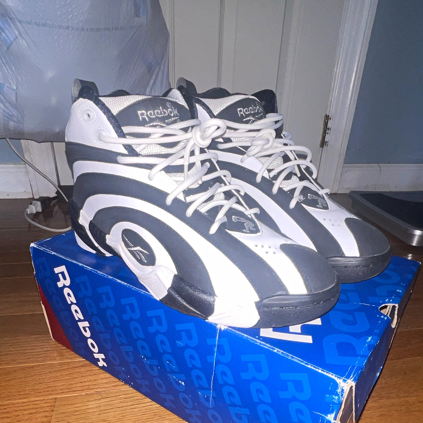 Size 10.5 - VNDS 2013 Reebok Shaqnosis OG Men’s Mid Top Sneakers Black/White