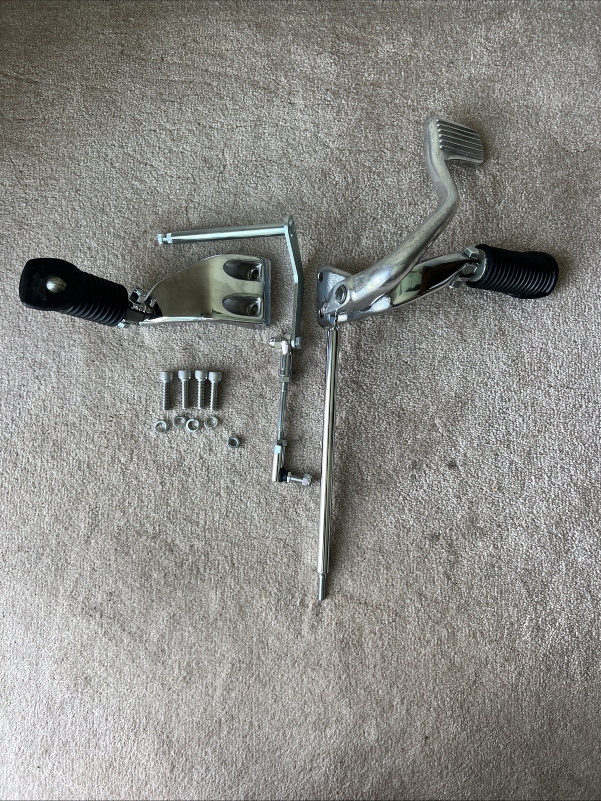 1991 - 2005 HARLEY DAVIDSON DYNA OEM CHROME MID CONTROLS WITH MOUNTING HARDWARE 1991 - 2005 HARLEY DAVIDSON DYNA OEM CHROME MID CONTROLS WITH MOUNTING HARDWARE