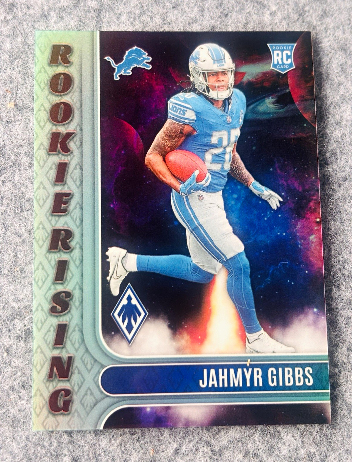 2023 Panini Phoenix Jahmyr Gibbs Rookie Rising RC /150