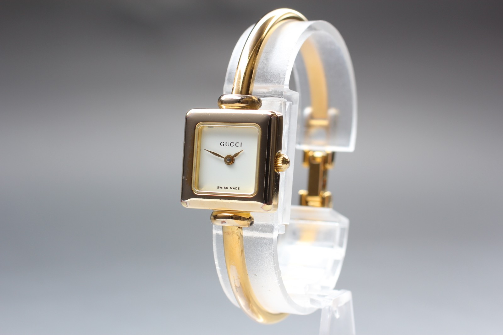 Gucci 1900L Gold Bangle Square Dial 19mm Quartz Ladies Watch Vintage Near MINT
