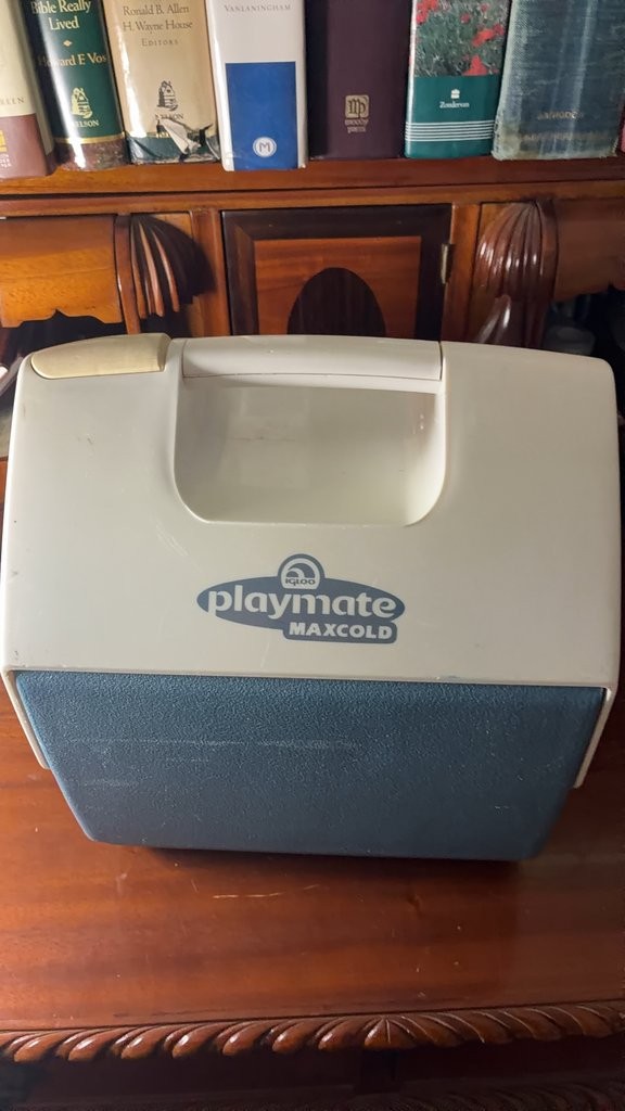 Igloo Playmate MaxCold Cooler Igloo Playmate MaxCold Cooler