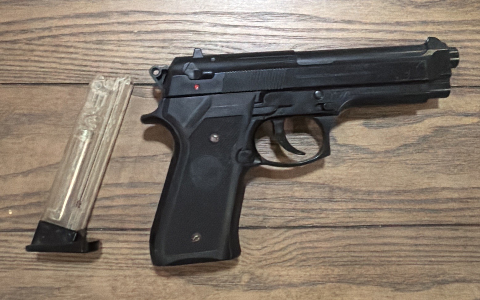 Pietro Beretta Model 92FS CO2 Airsoft Pistol With Magazine Pietro Beretta Model 92FS CO2 Airsoft Pistol With Magazine