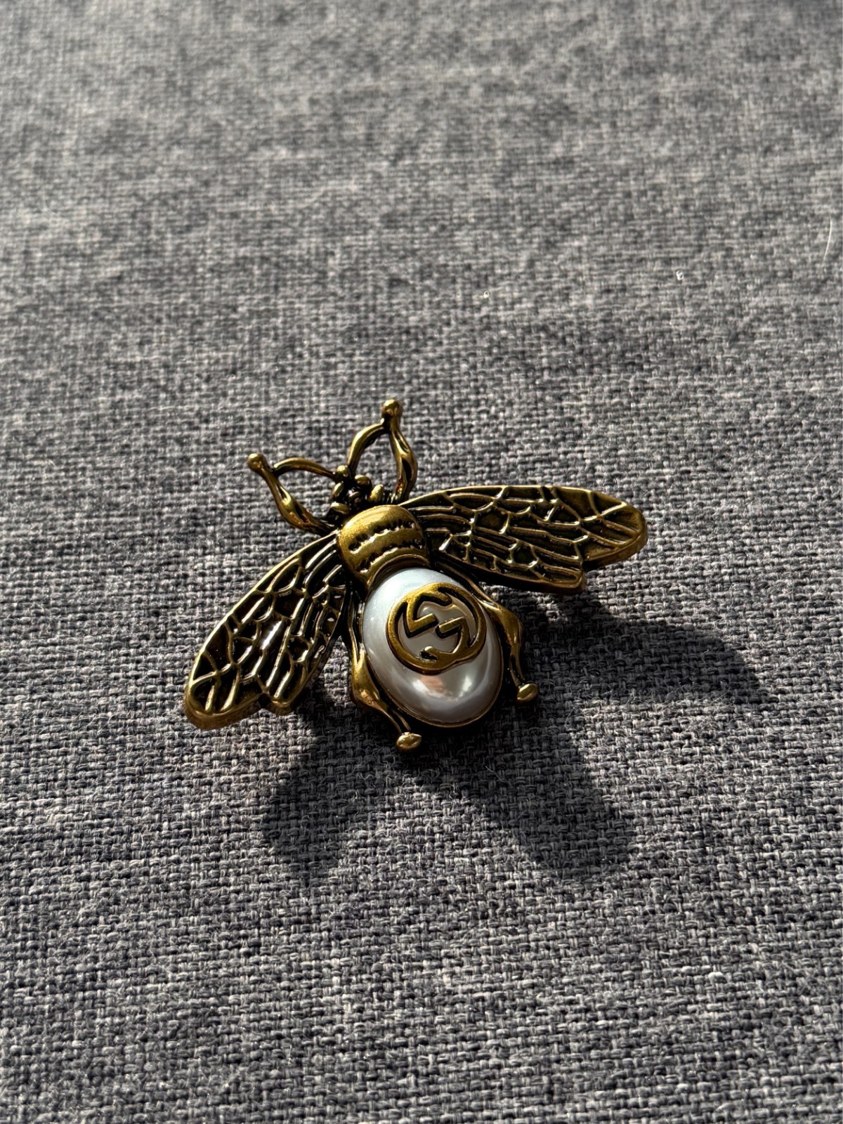 Gucci Bee Brooch White Pearl Fly Gold Tone Brooch Pin Jewelry Luxury Gift