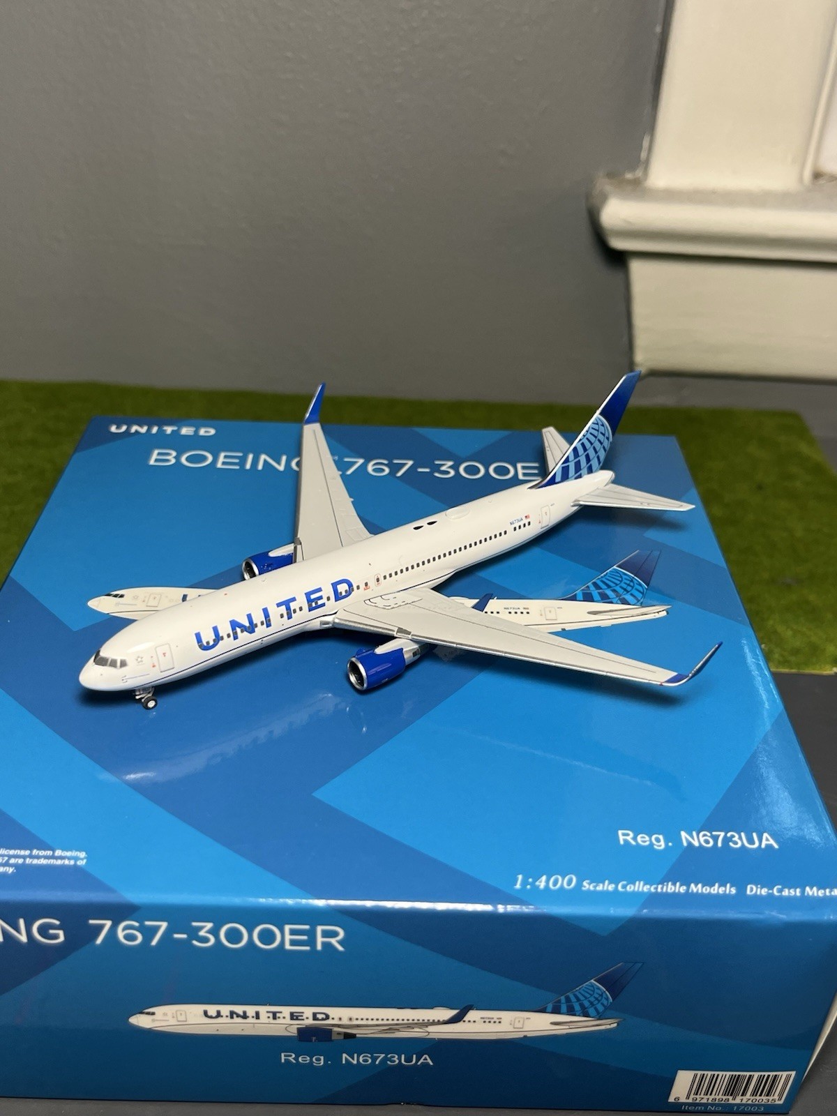 1:400 NGmodels United Airlines Boeing 767-300ER Passenger Airplane Diecast Model