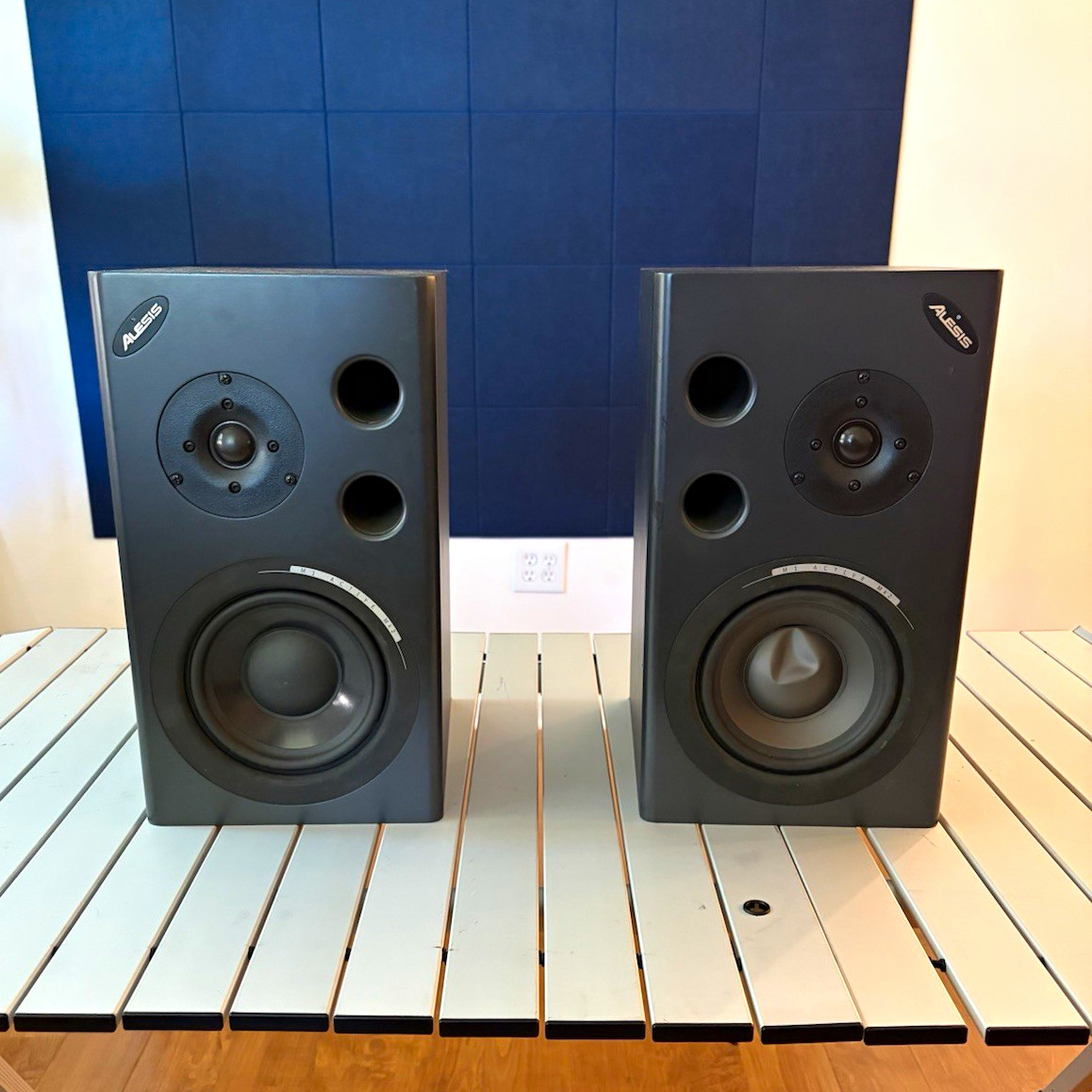 Alesis M1 Active Studio Monitor Pair Black Active 2-Way Rear Firing Port