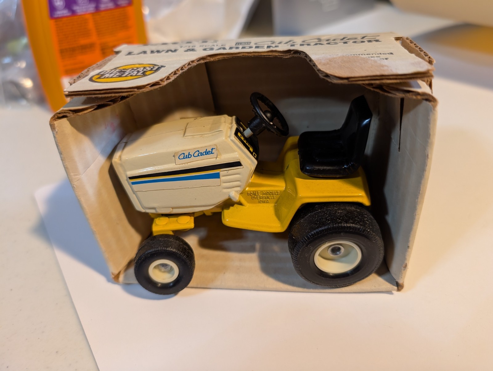 VINTAGE ERTL CUB CADET LAWN AND GARDEN TRACTOR 1/16 SCALE M10082 DIECAST REPLICA VINTAGE ERTL CUB CADET LAWN AND GARDEN TRACTOR 1/16 SCALE M10082 DIECAST REPLICA