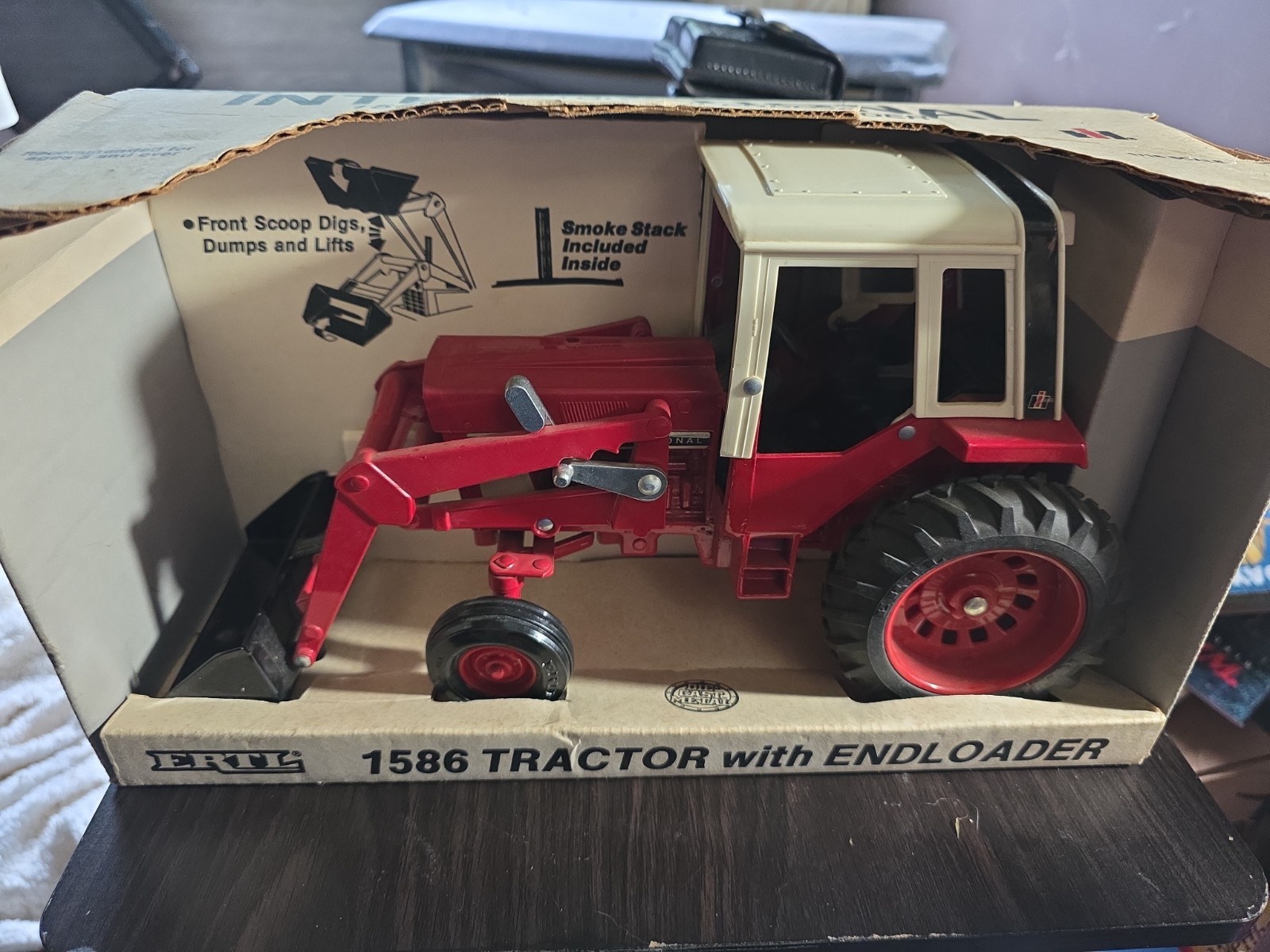 1/16  international 1586 with loader 1989