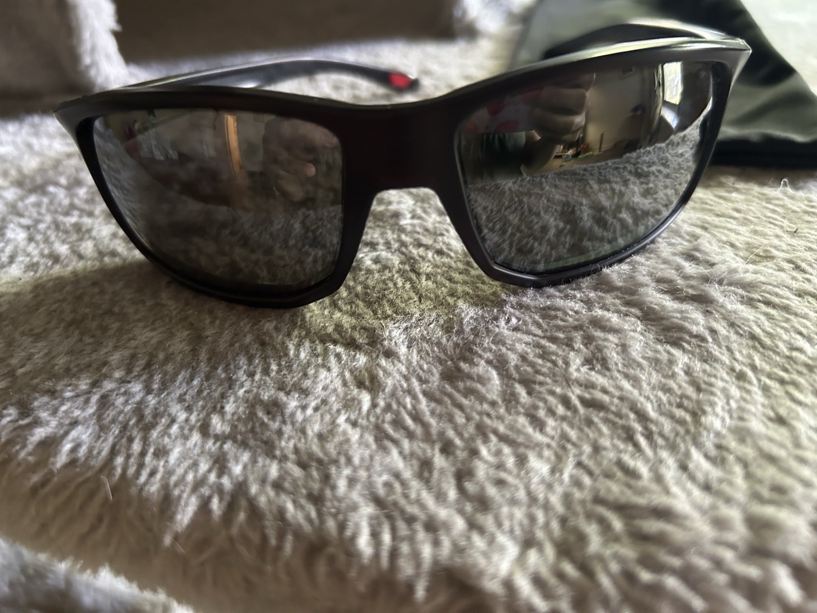 Oakley Men\'s Polarized Sunglasses Black Frame Gray Lens Solid w/ Soft Case Pouch Oakley Men\'s Polarized Sunglasses Black Frame Gray Lens Solid w/ Soft Case Pouch