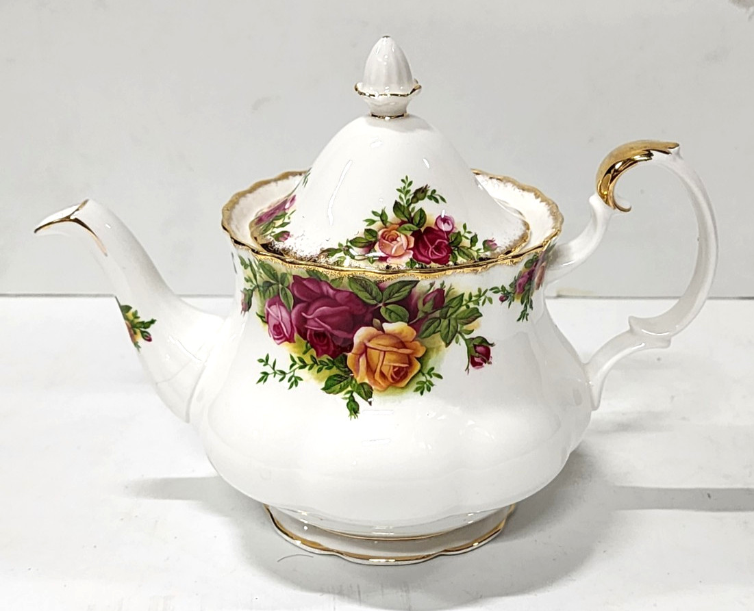 Old Country Roses Vintage 1962 Tea Pot England Royal Albert Bone China Perfect
