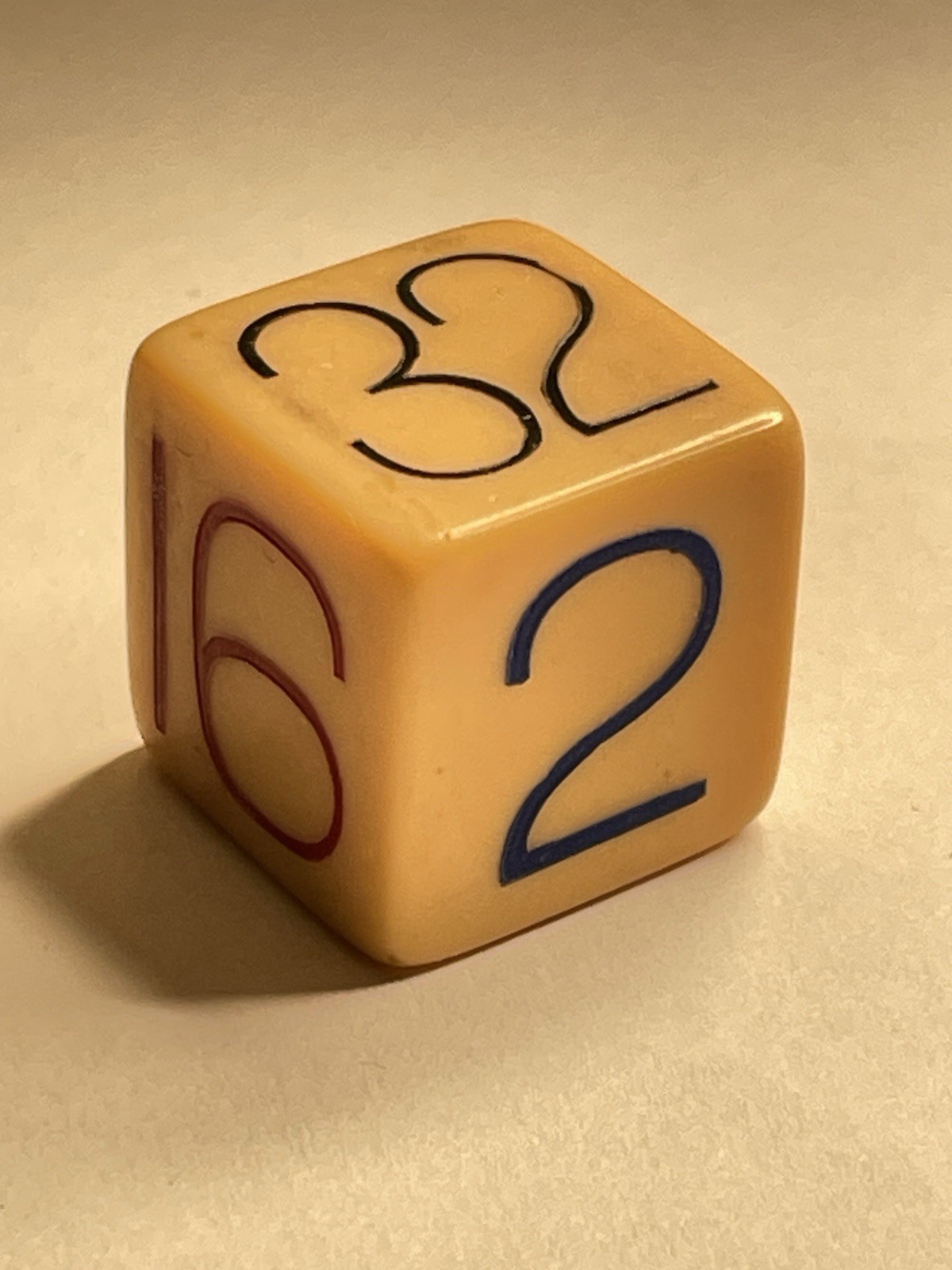 VINTAGE BUTTERSCOTCH BAKELITE CATALIN BACKGAMMON DOUBLING CUBE DICE